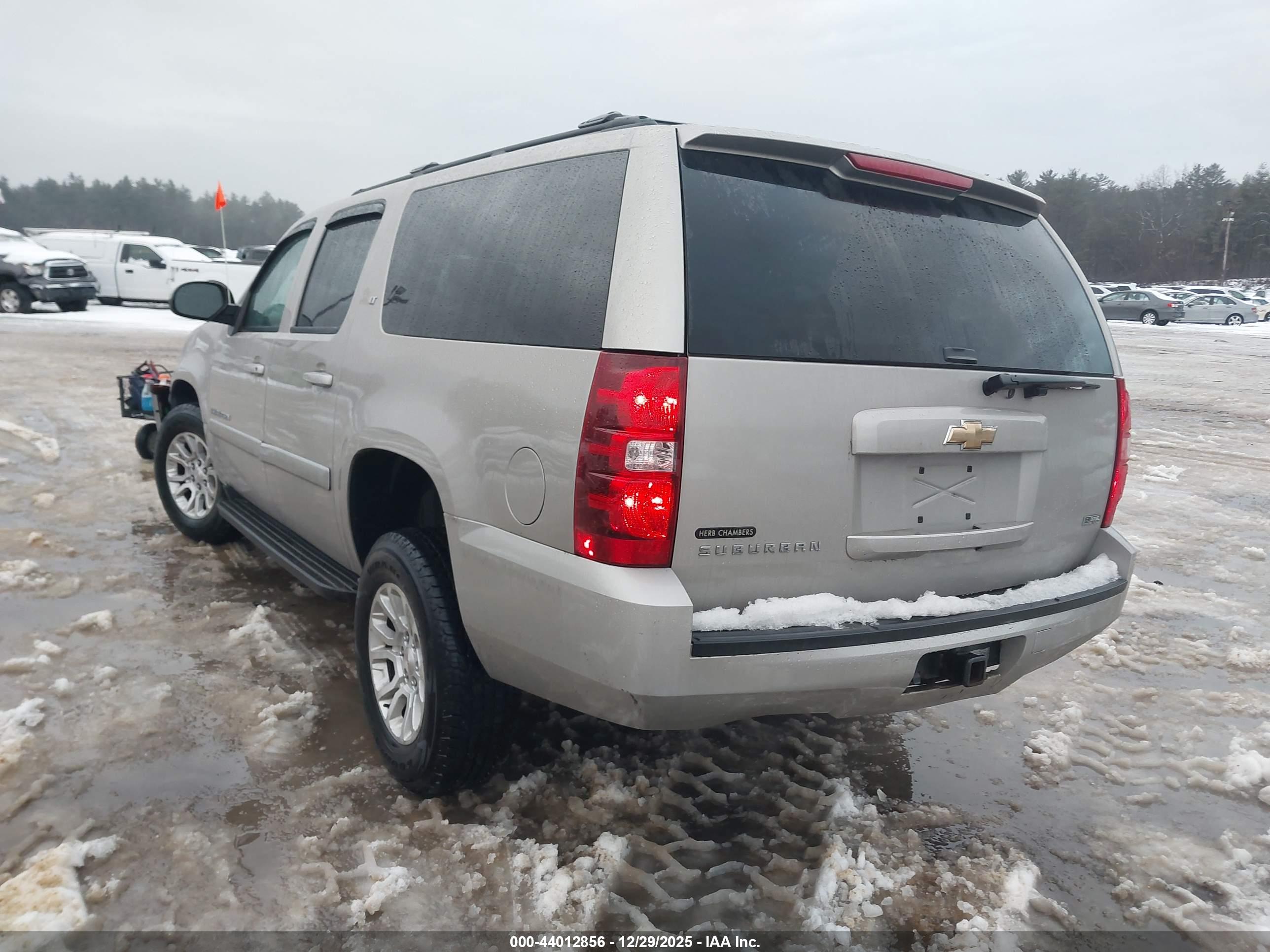 CHEVROLET SUBURBAN image 3