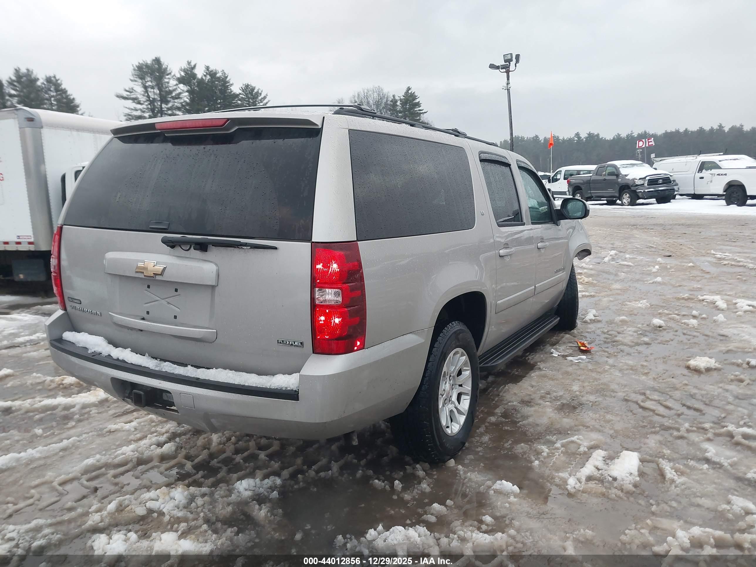 CHEVROLET SUBURBAN image 4