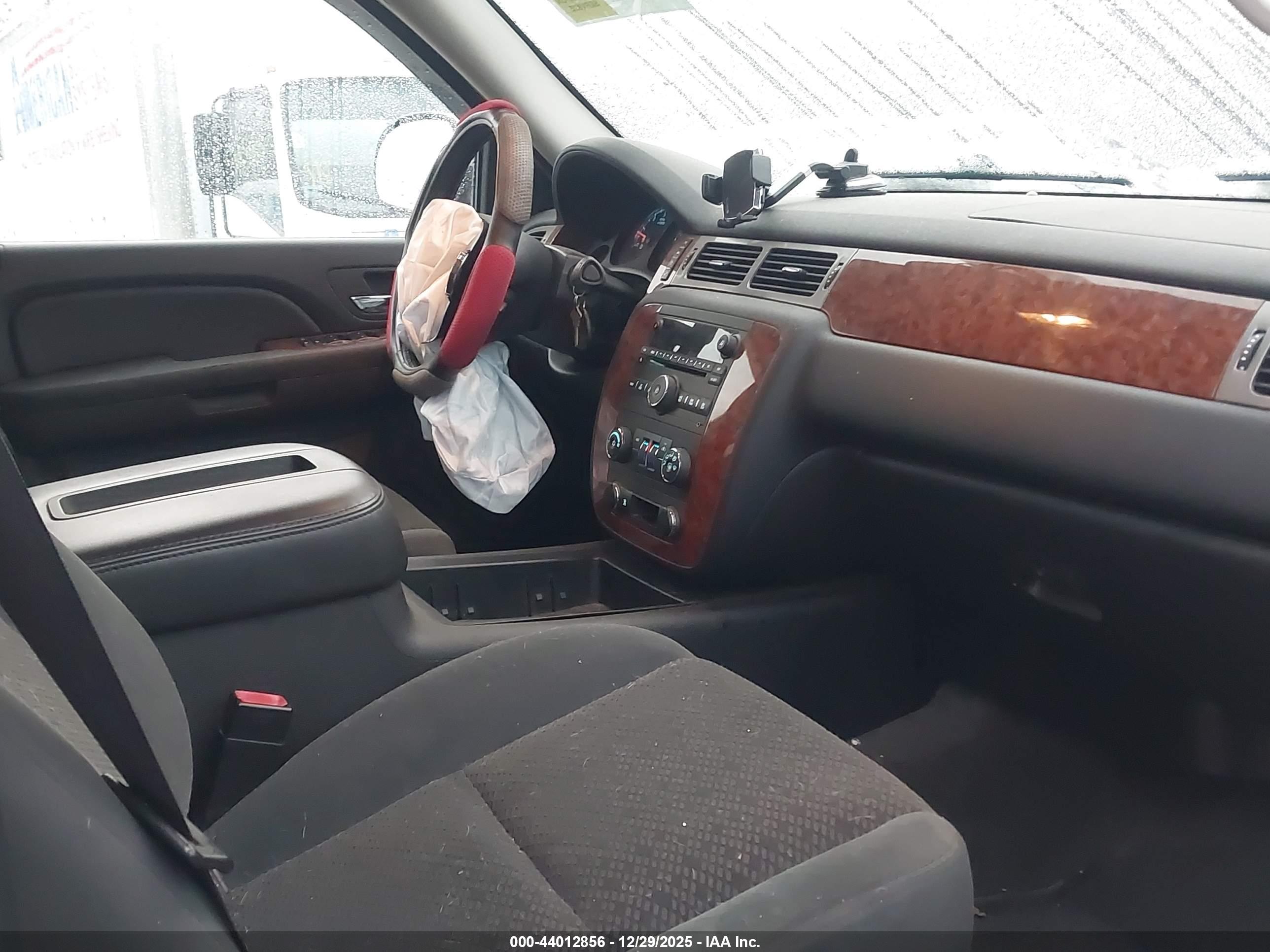 CHEVROLET SUBURBAN image 5