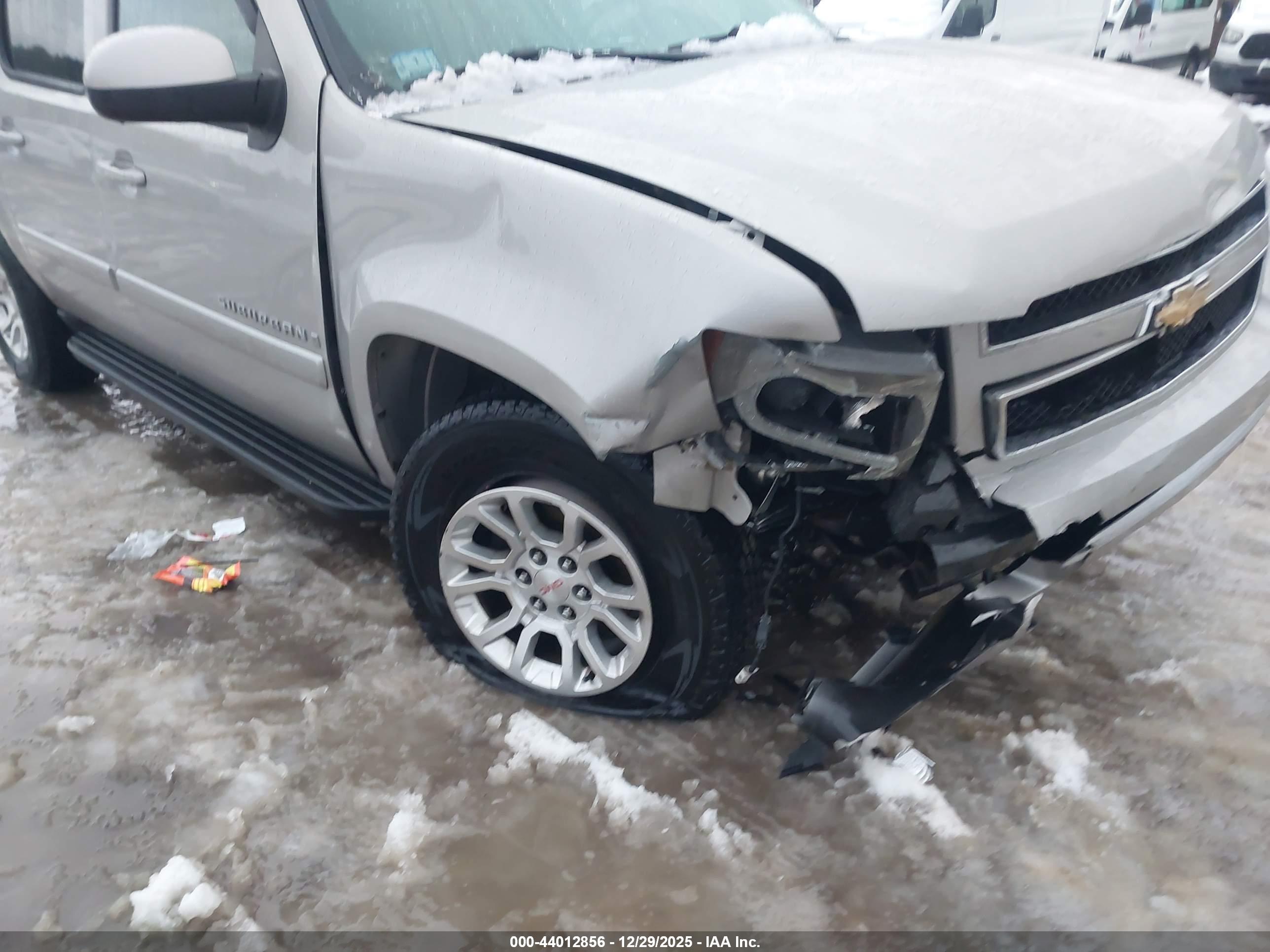 CHEVROLET SUBURBAN image 6