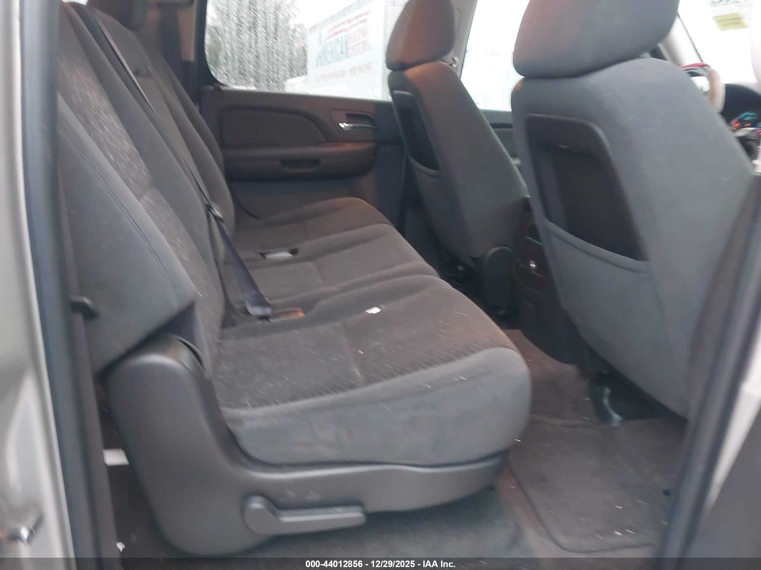 CHEVROLET SUBURBAN image 8