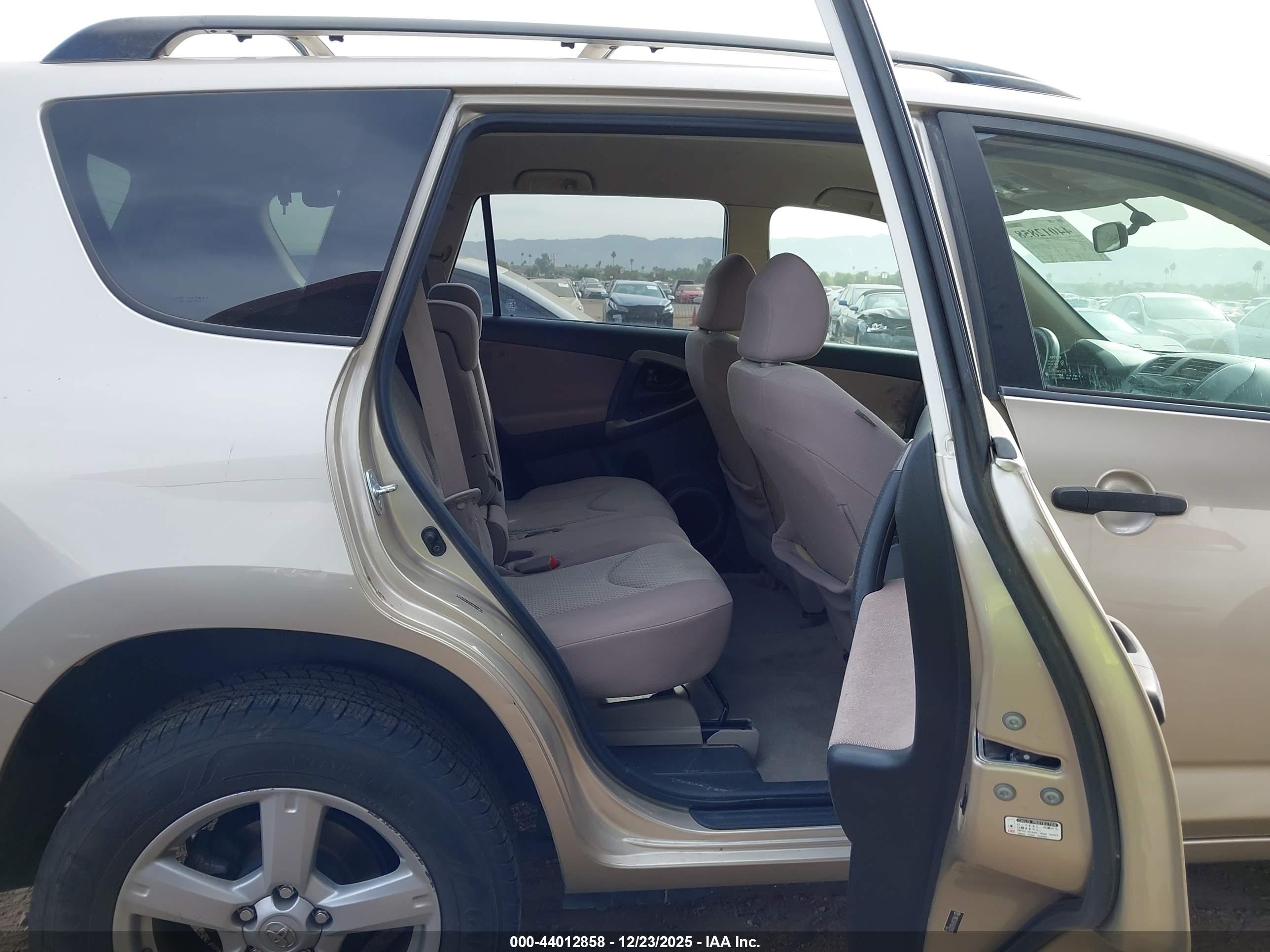 TOYOTA RAV4 image 8