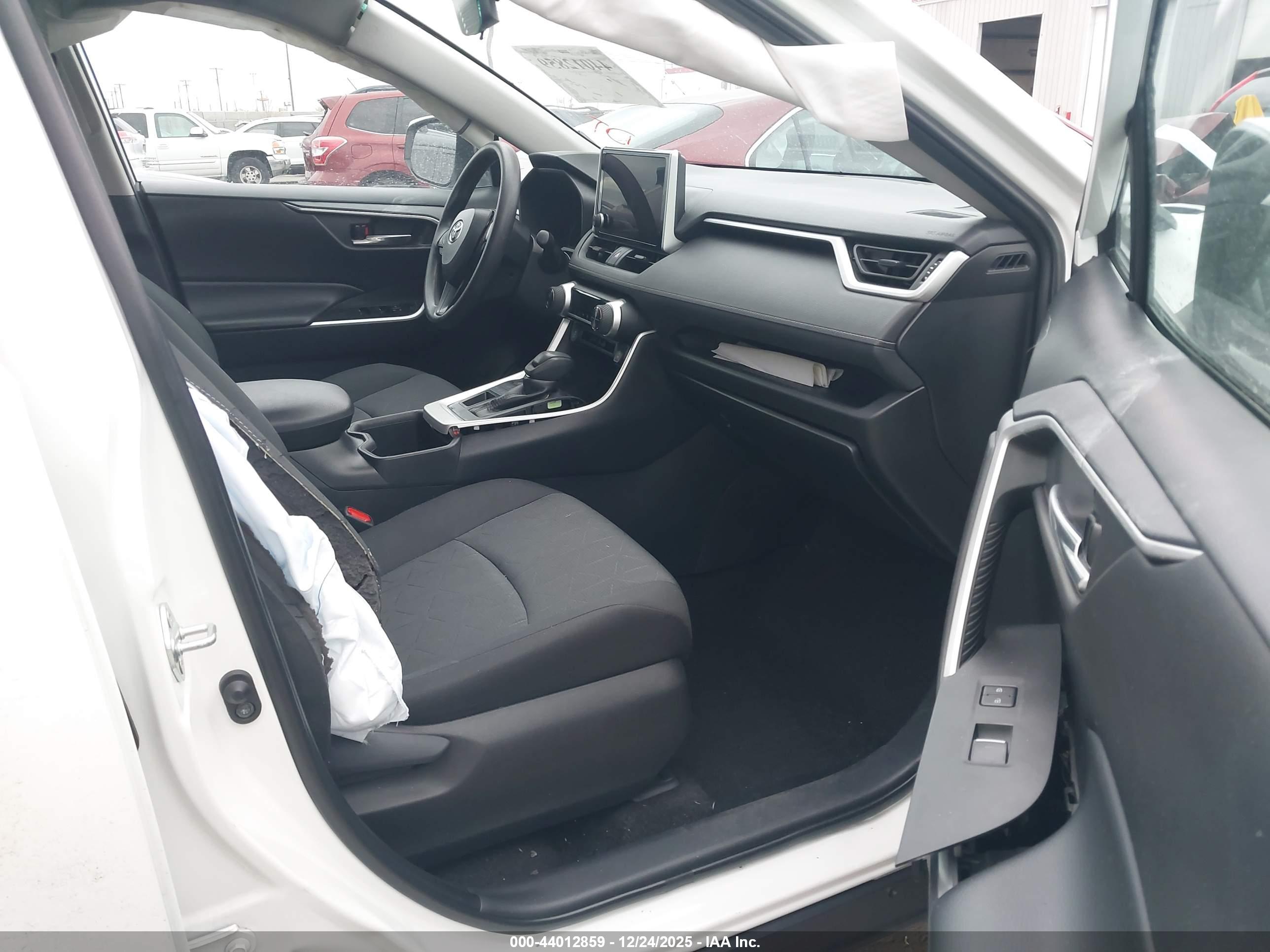 TOYOTA RAV4 image 5