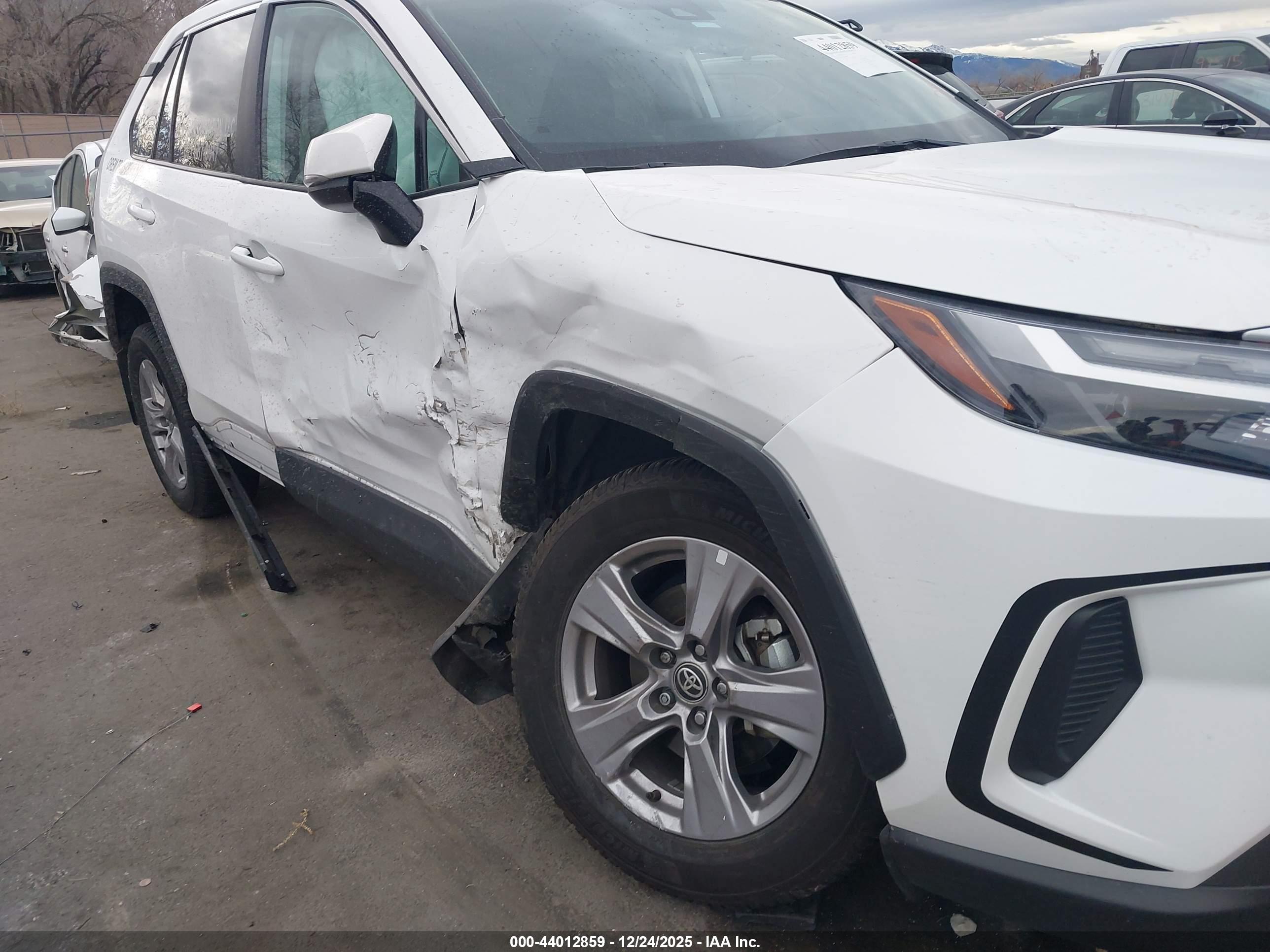 TOYOTA RAV4 image 6