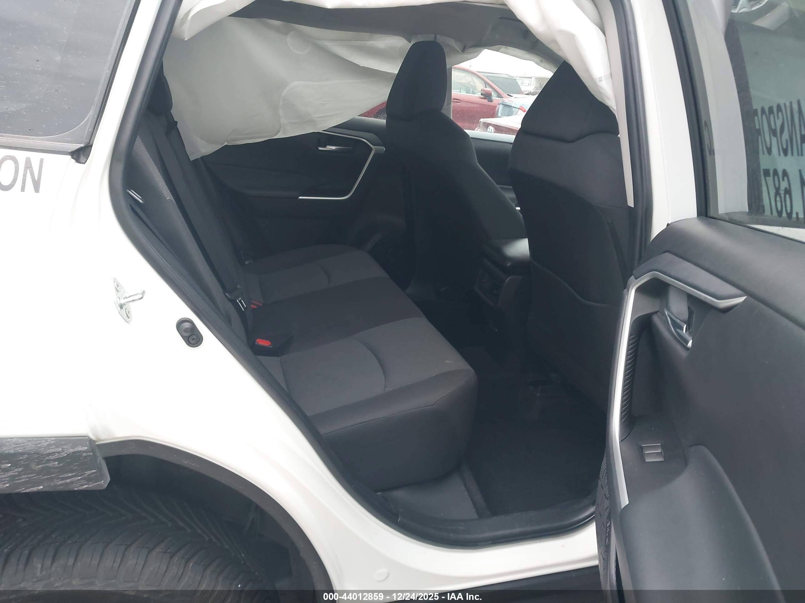 TOYOTA RAV4 image 8