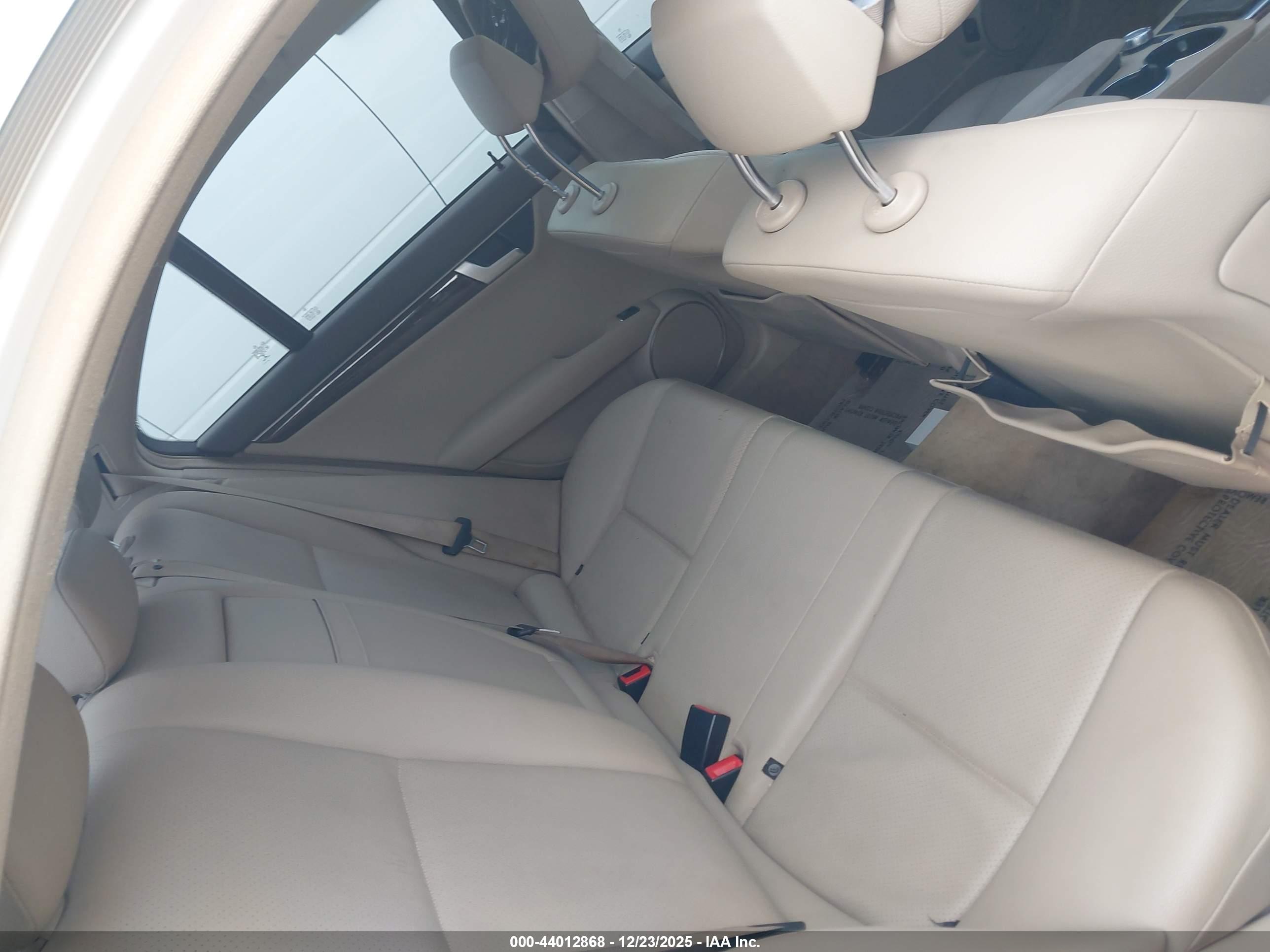 MERCEDES-BENZ C-CLASS image 8