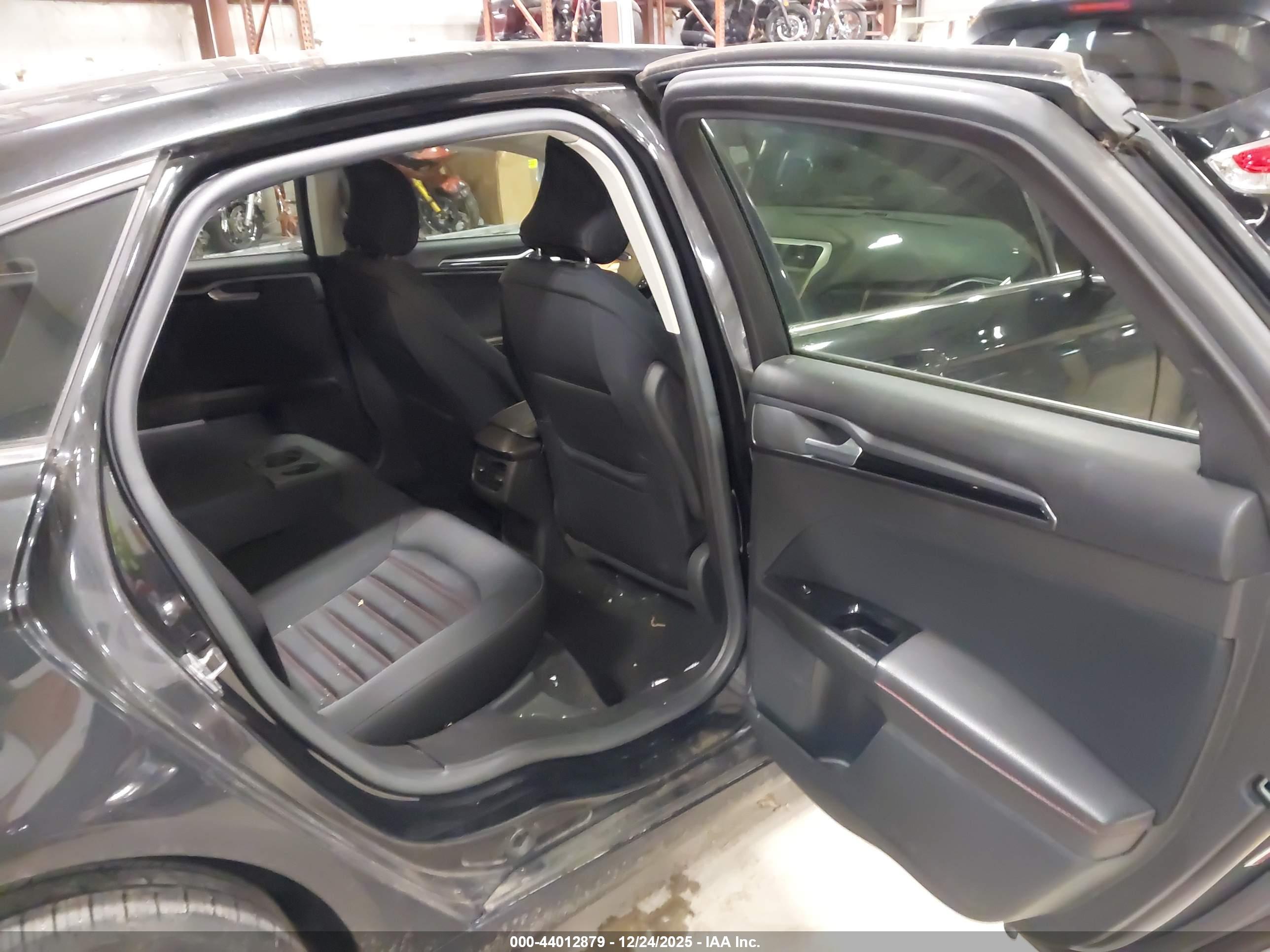 FORD FUSION image 8