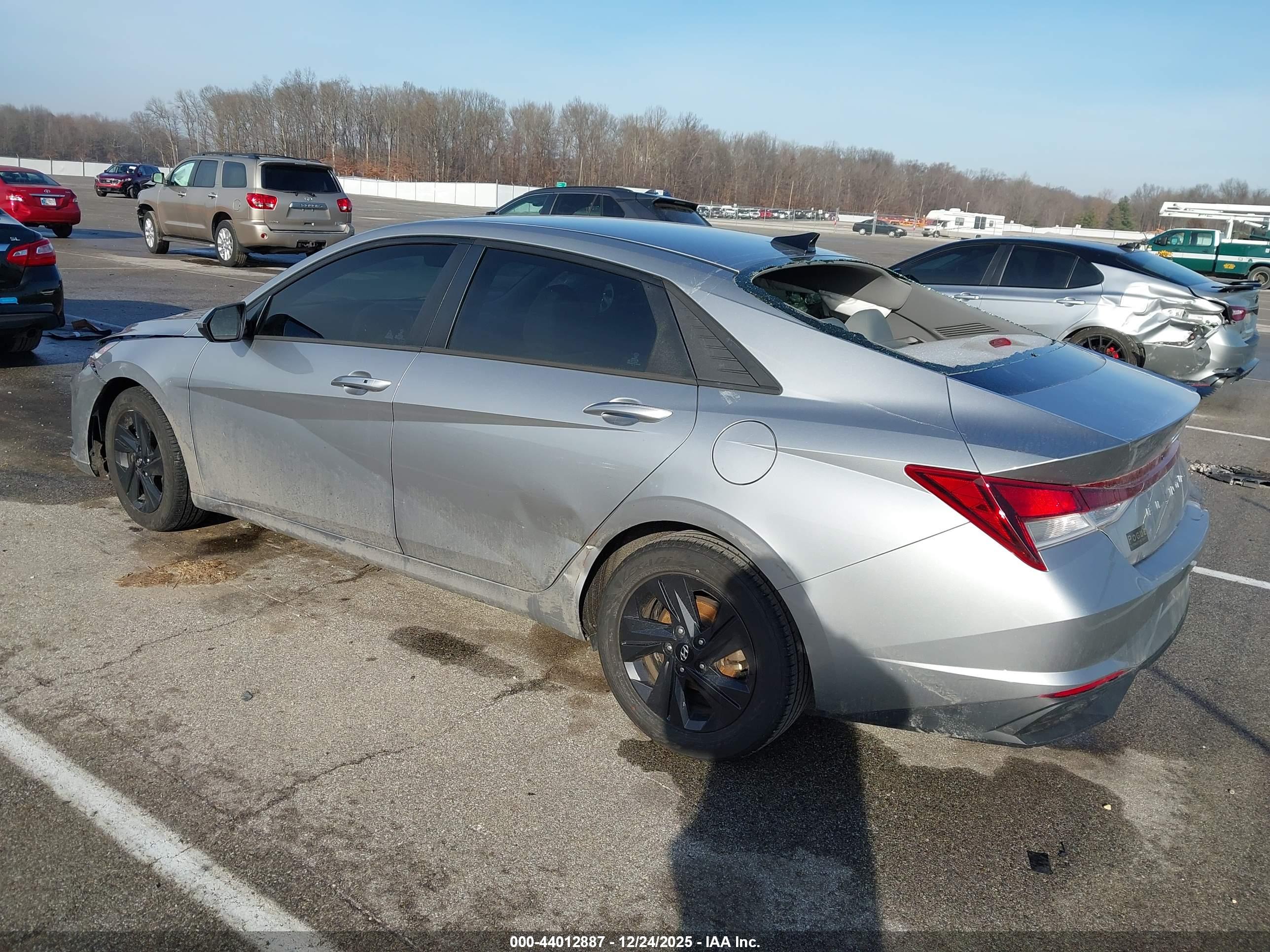 HYUNDAI ELANTRA image 3