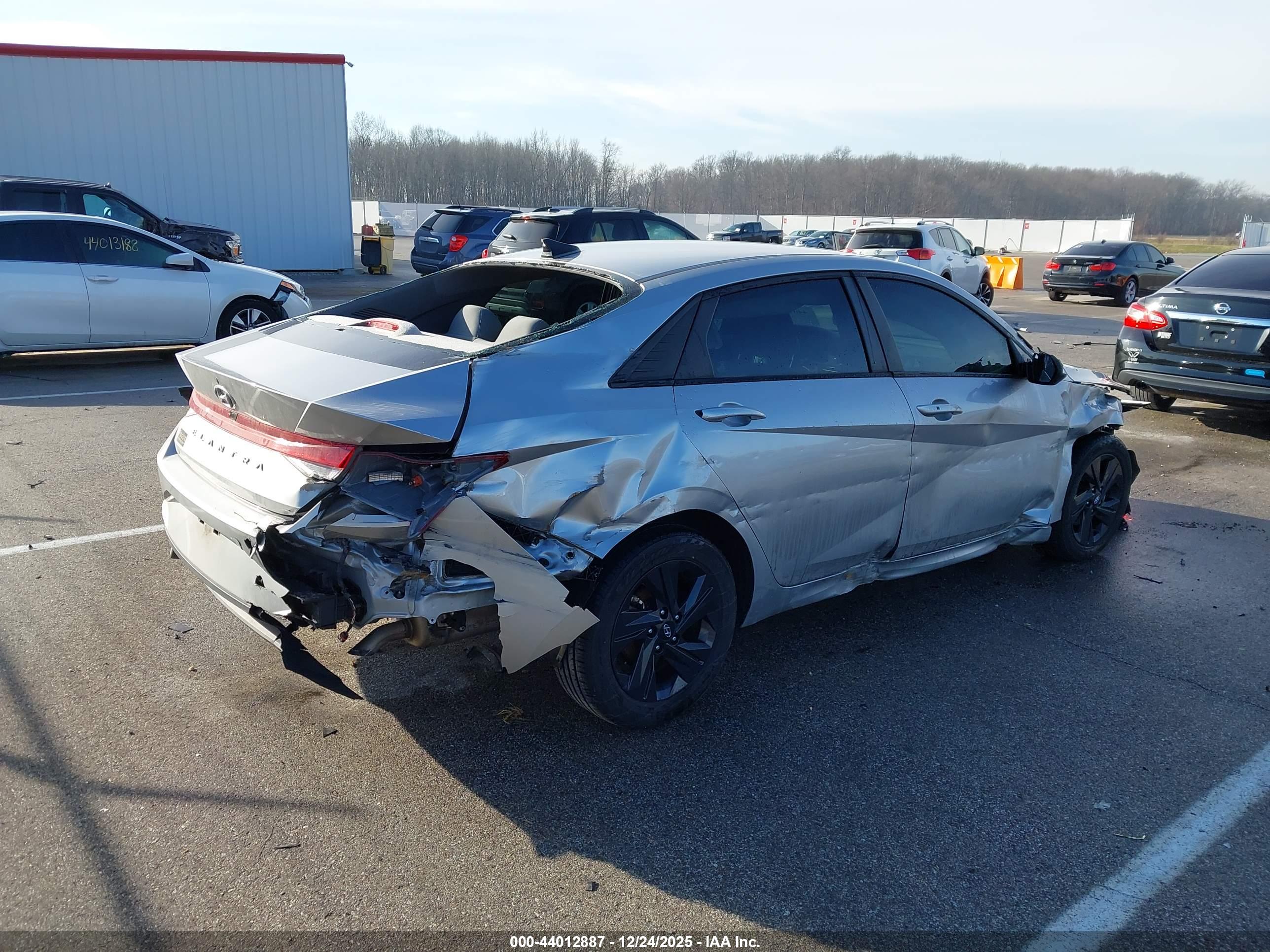 HYUNDAI ELANTRA image 4