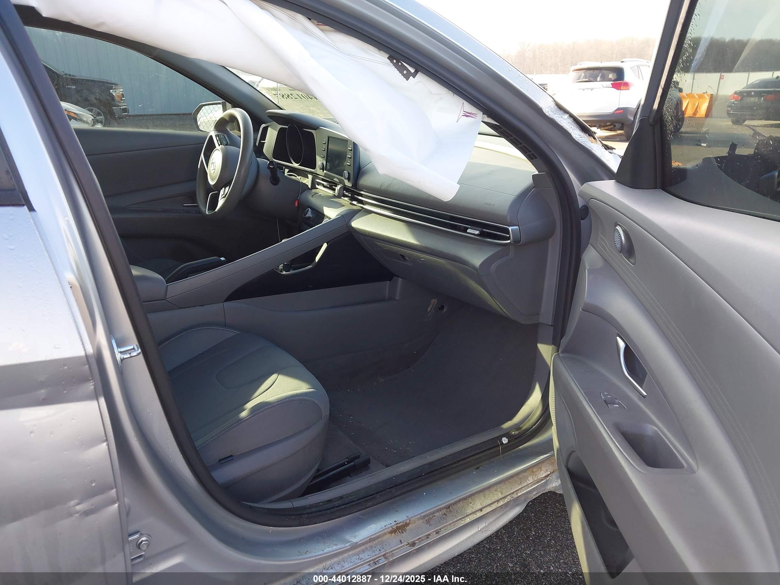 HYUNDAI ELANTRA image 5