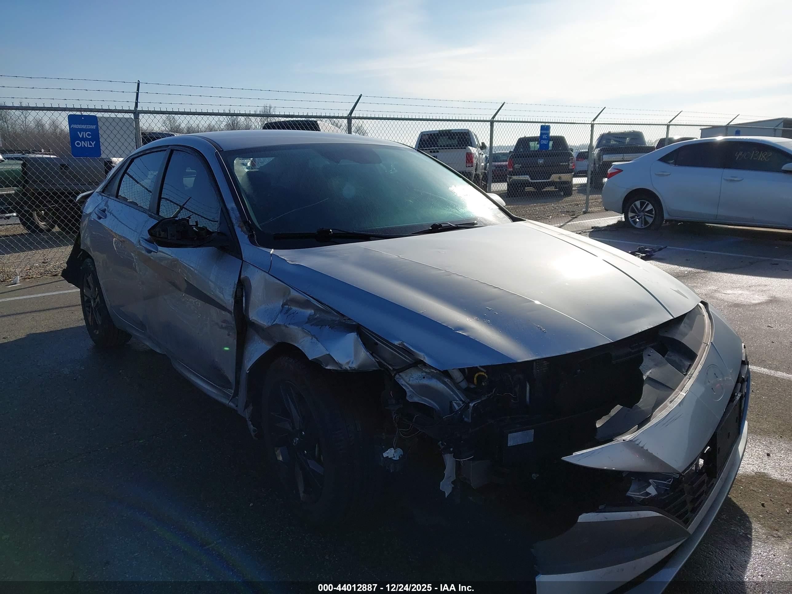 HYUNDAI ELANTRA image 6