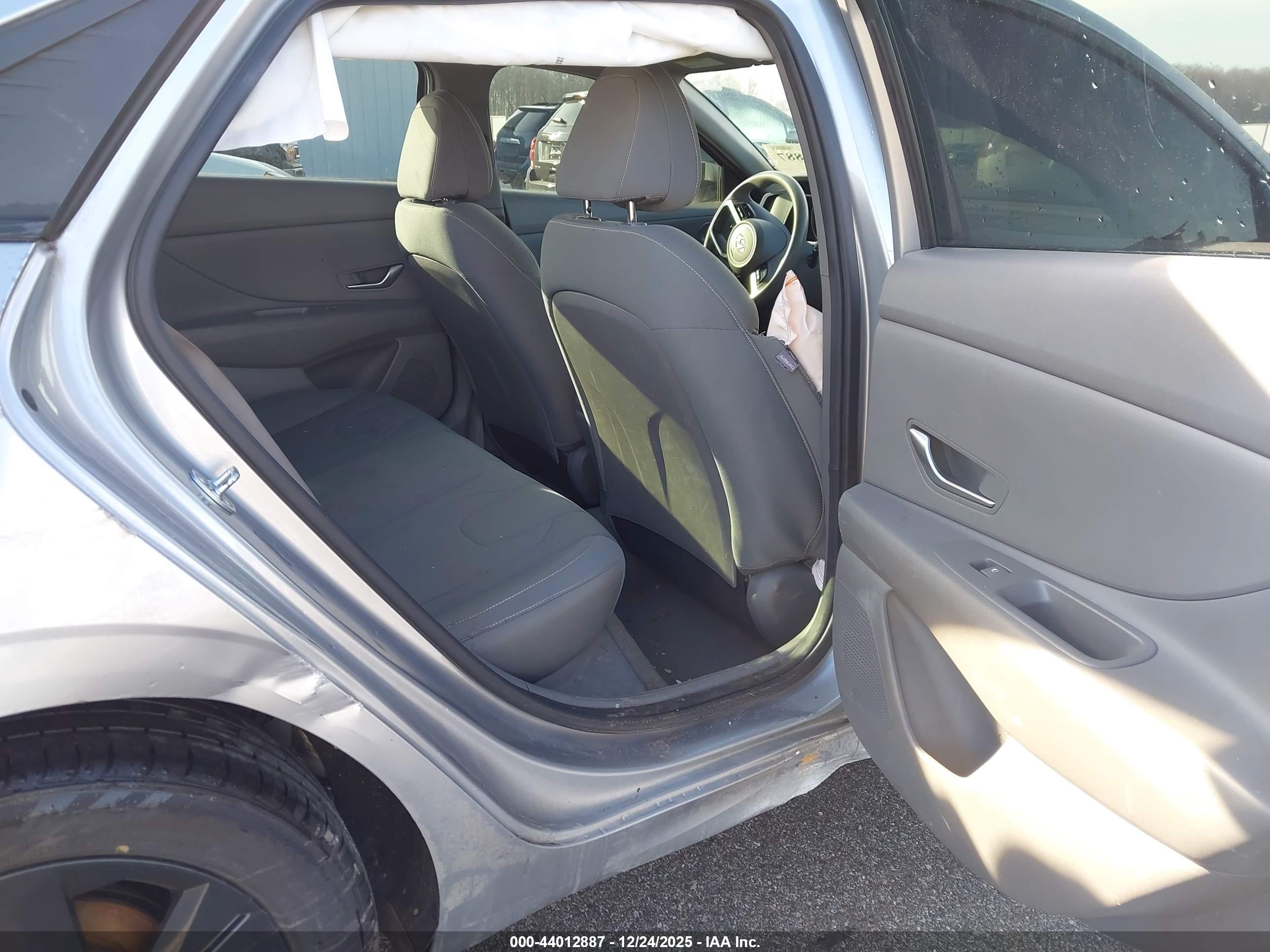HYUNDAI ELANTRA image 8