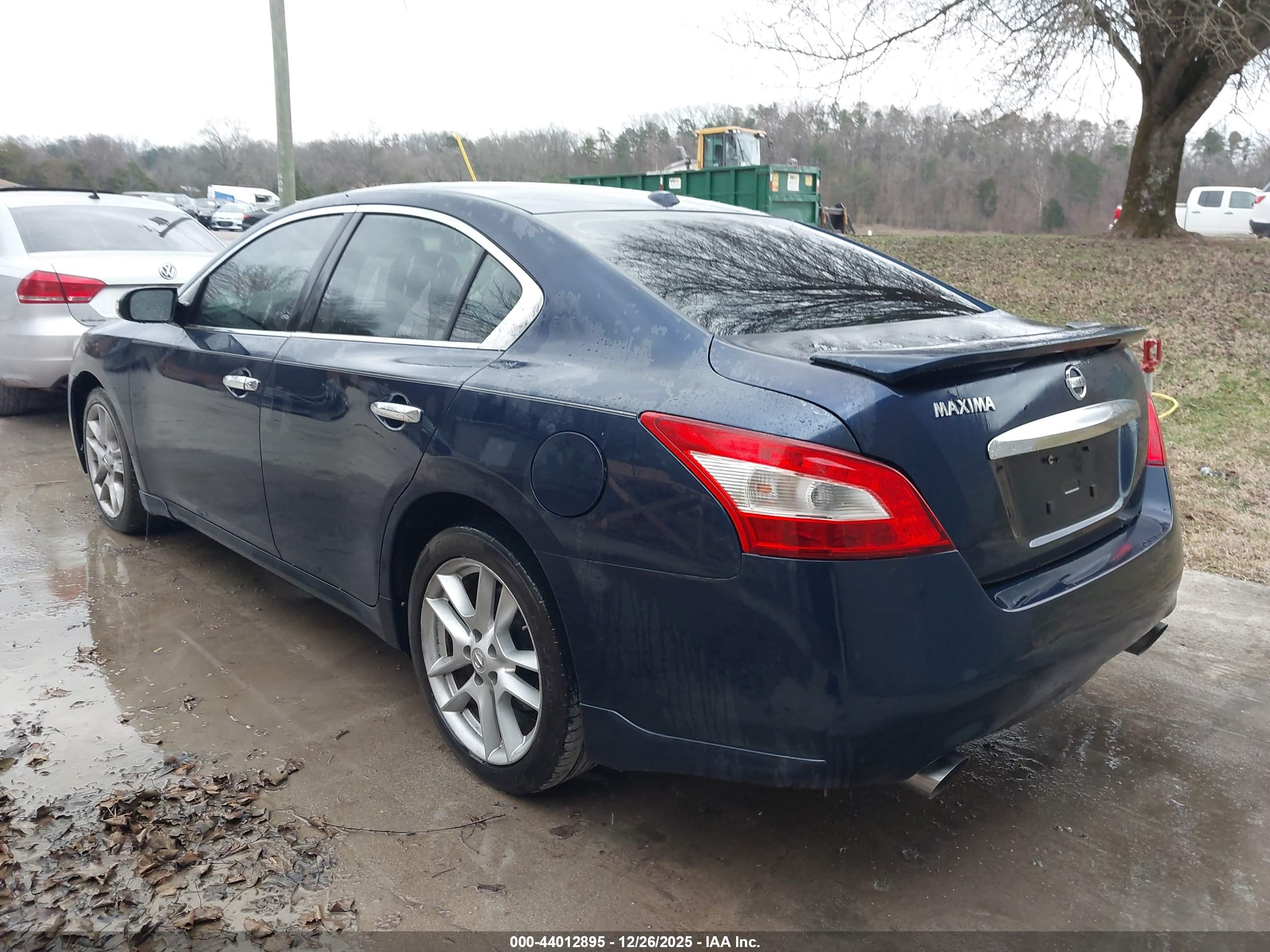 NISSAN MAXIMA image 3