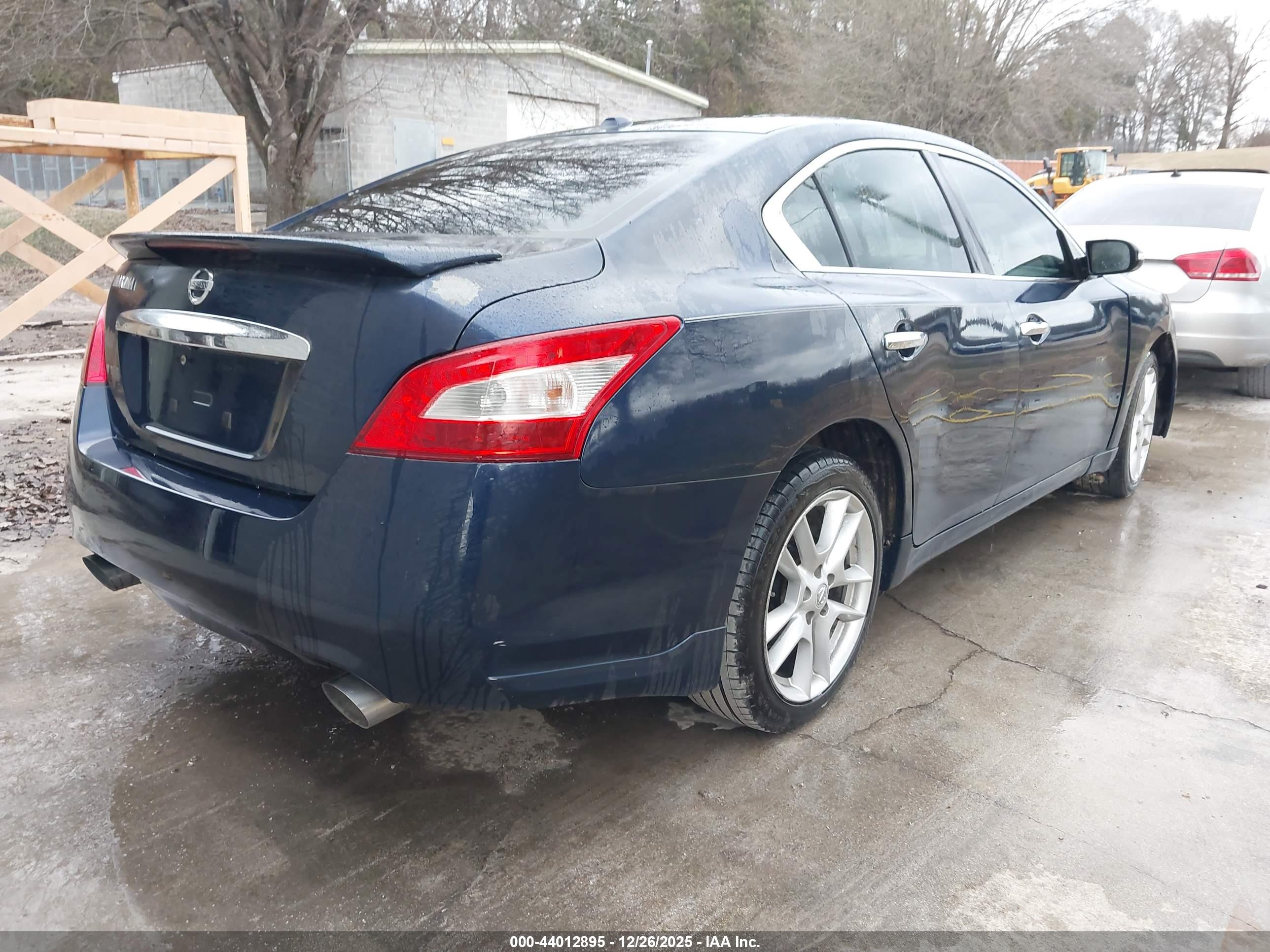 NISSAN MAXIMA image 4
