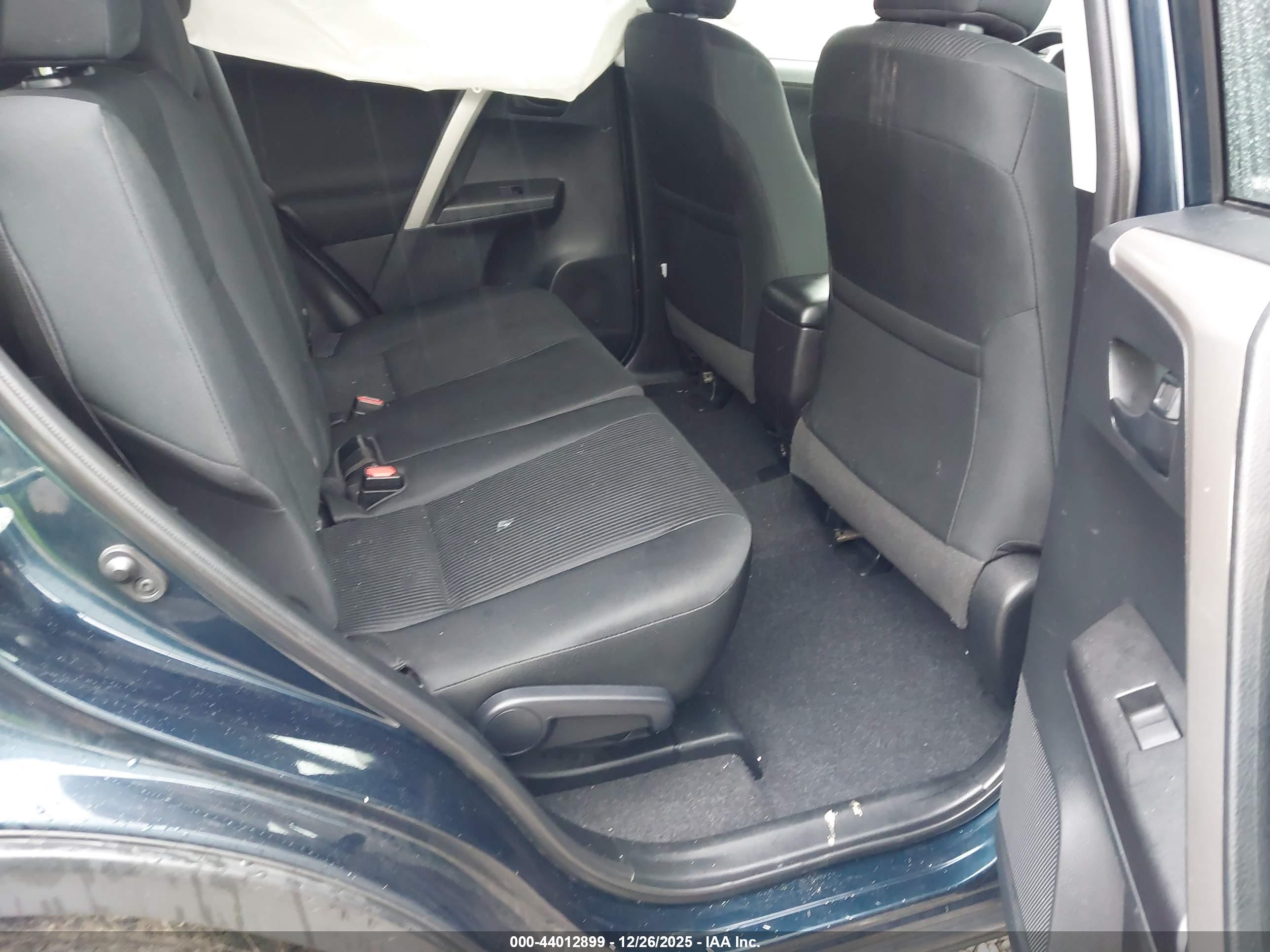 TOYOTA RAV4 image 8
