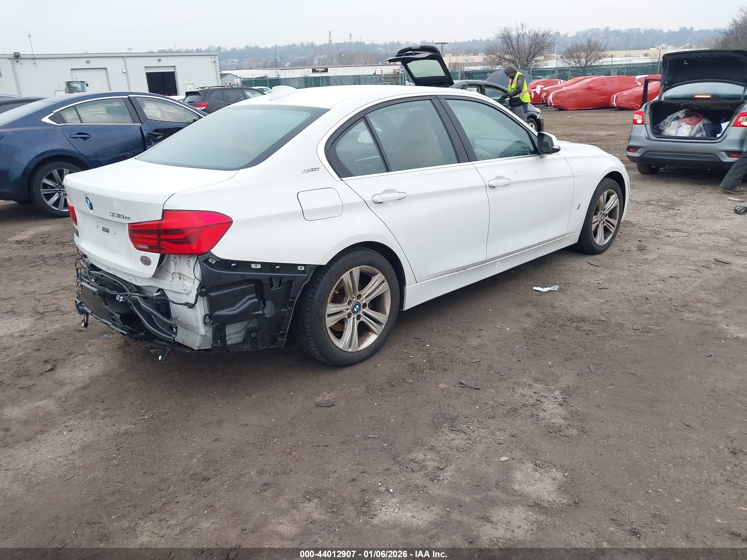 BMW 330E image 4