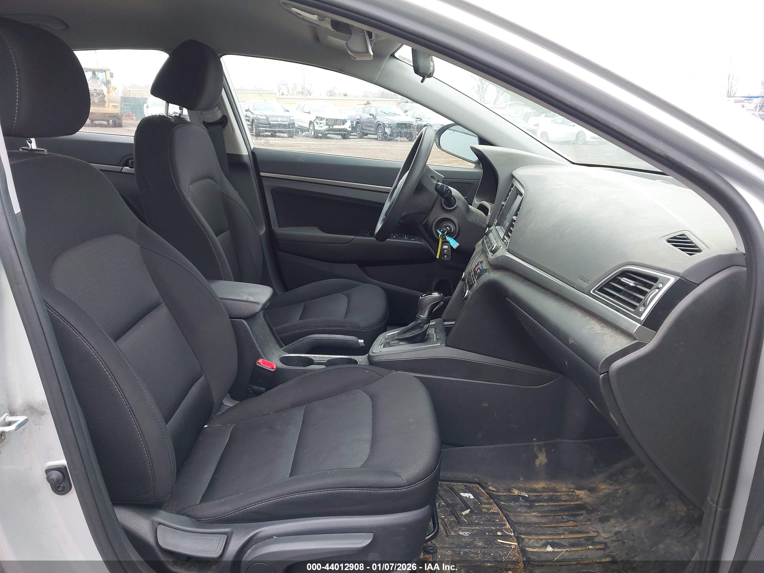 HYUNDAI ELANTRA image 5