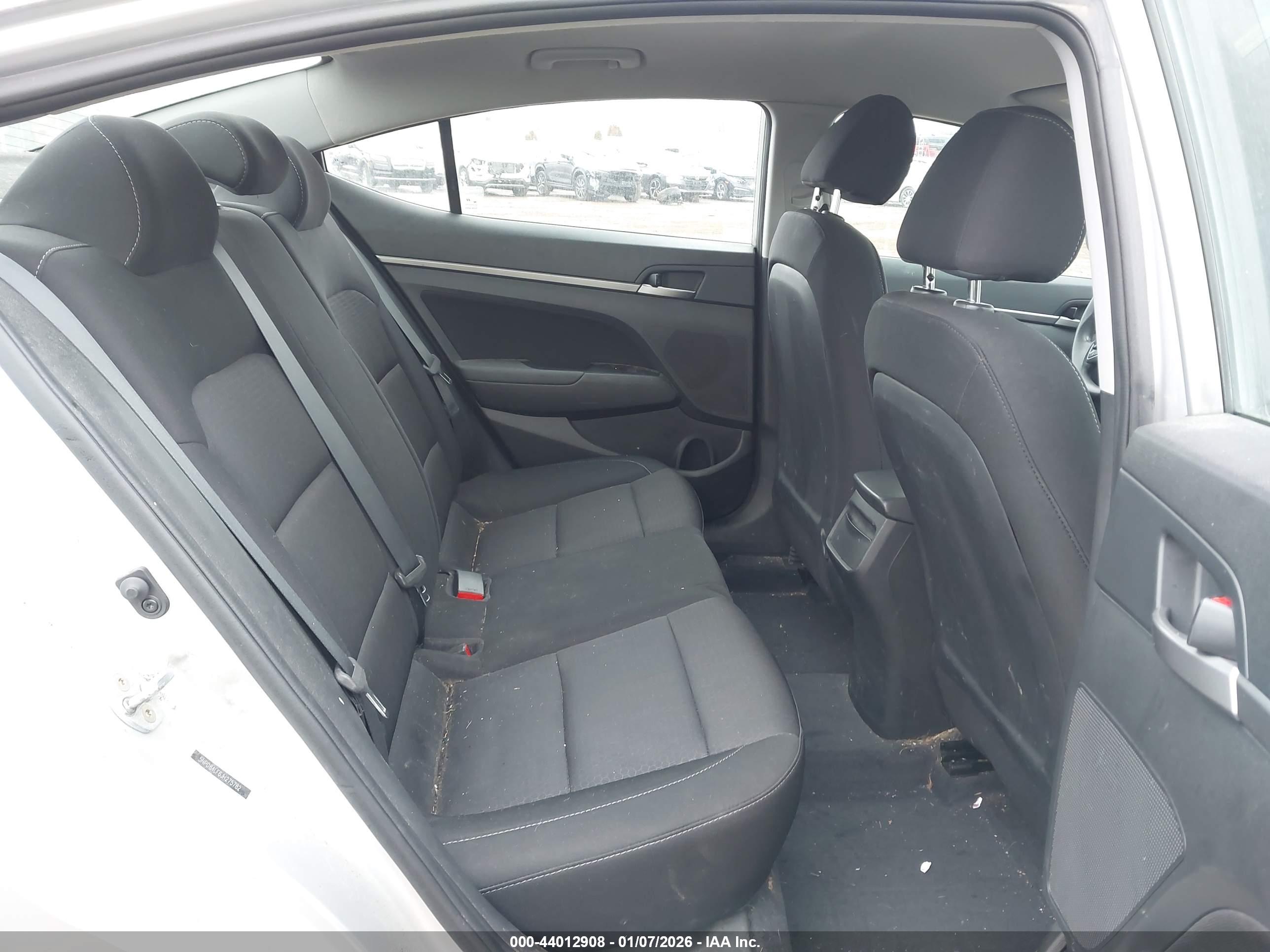 HYUNDAI ELANTRA image 8