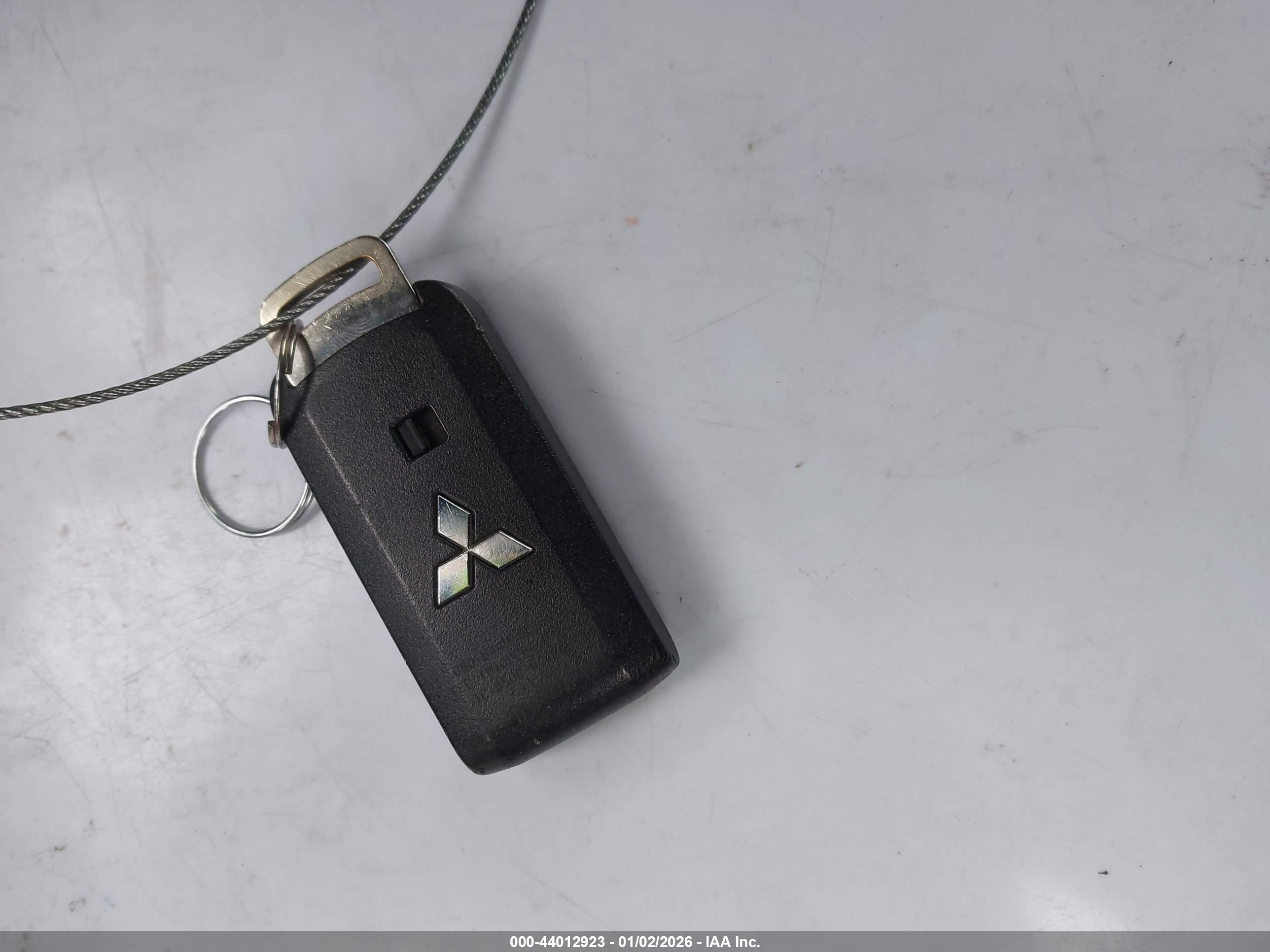 MITSUBISHI OUTLANDER image 11