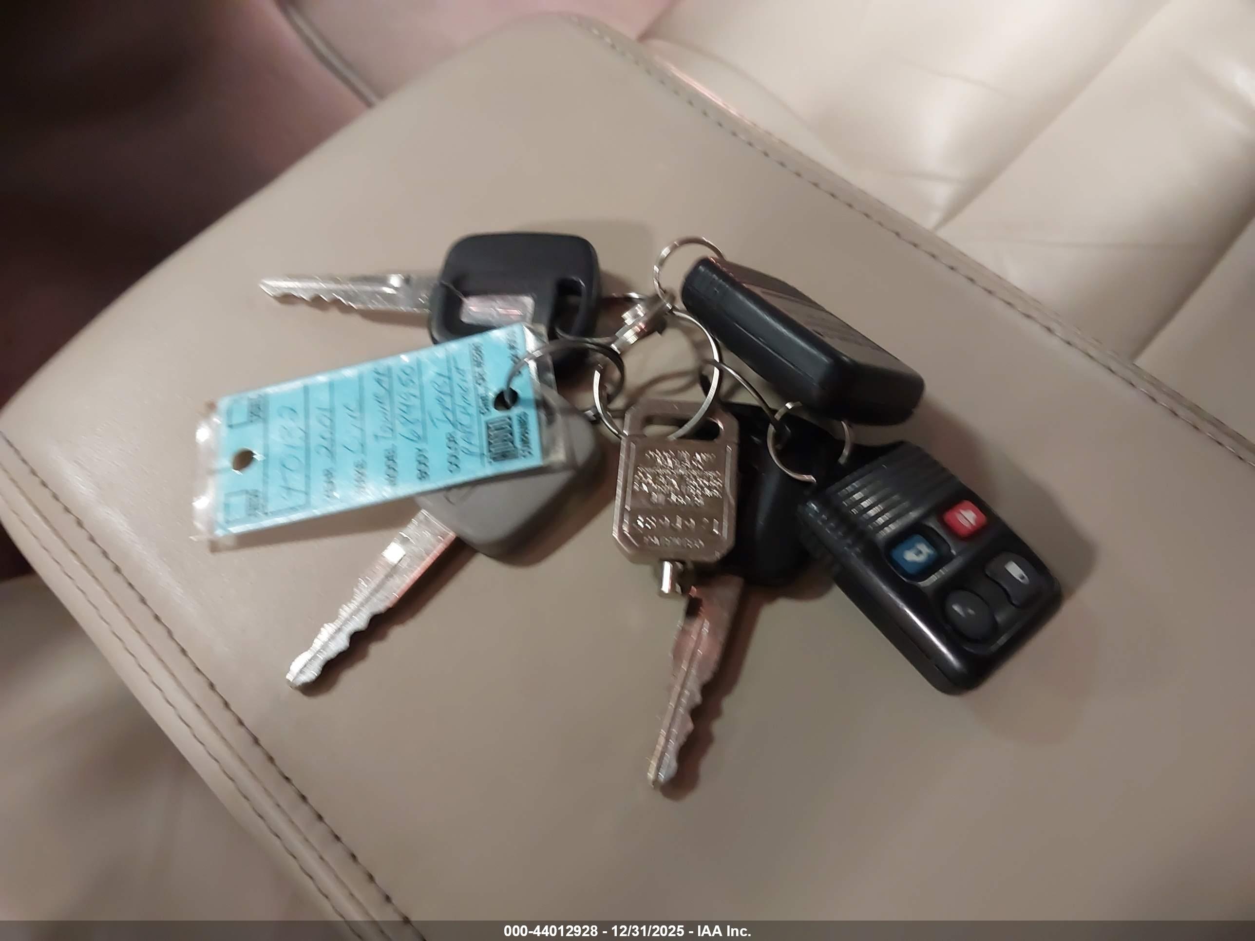 LINCOLN TOWN image 11