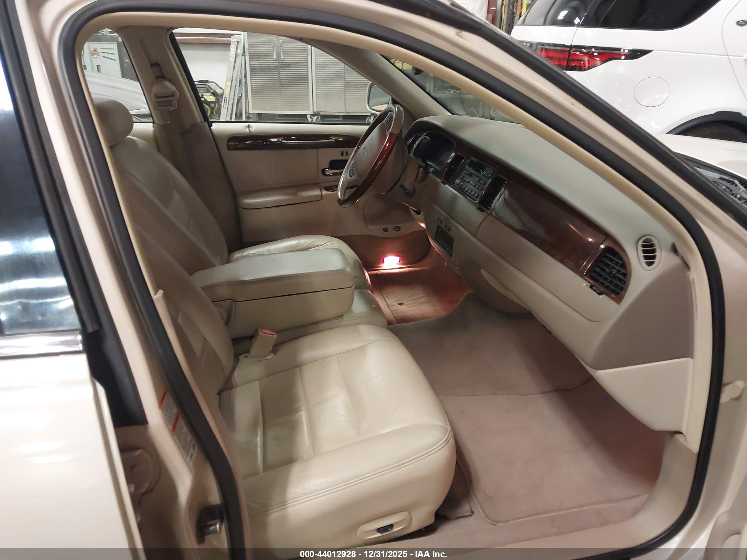 LINCOLN TOWN image 5
