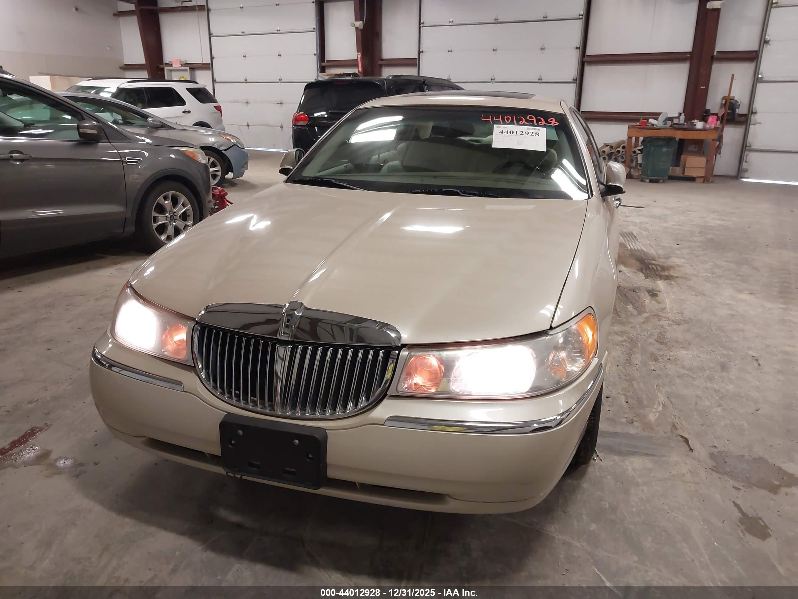 LINCOLN TOWN image 6