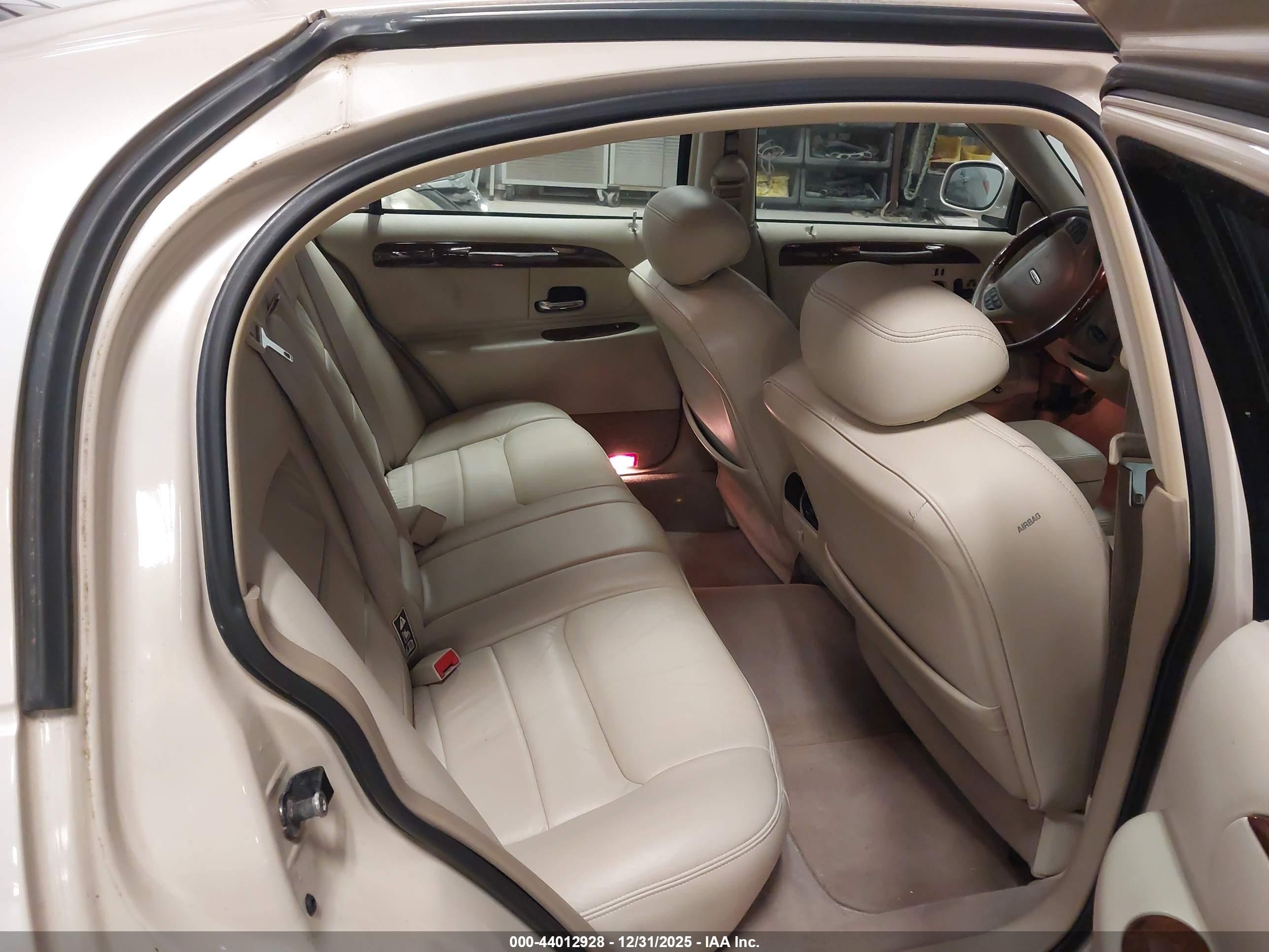 LINCOLN TOWN image 8