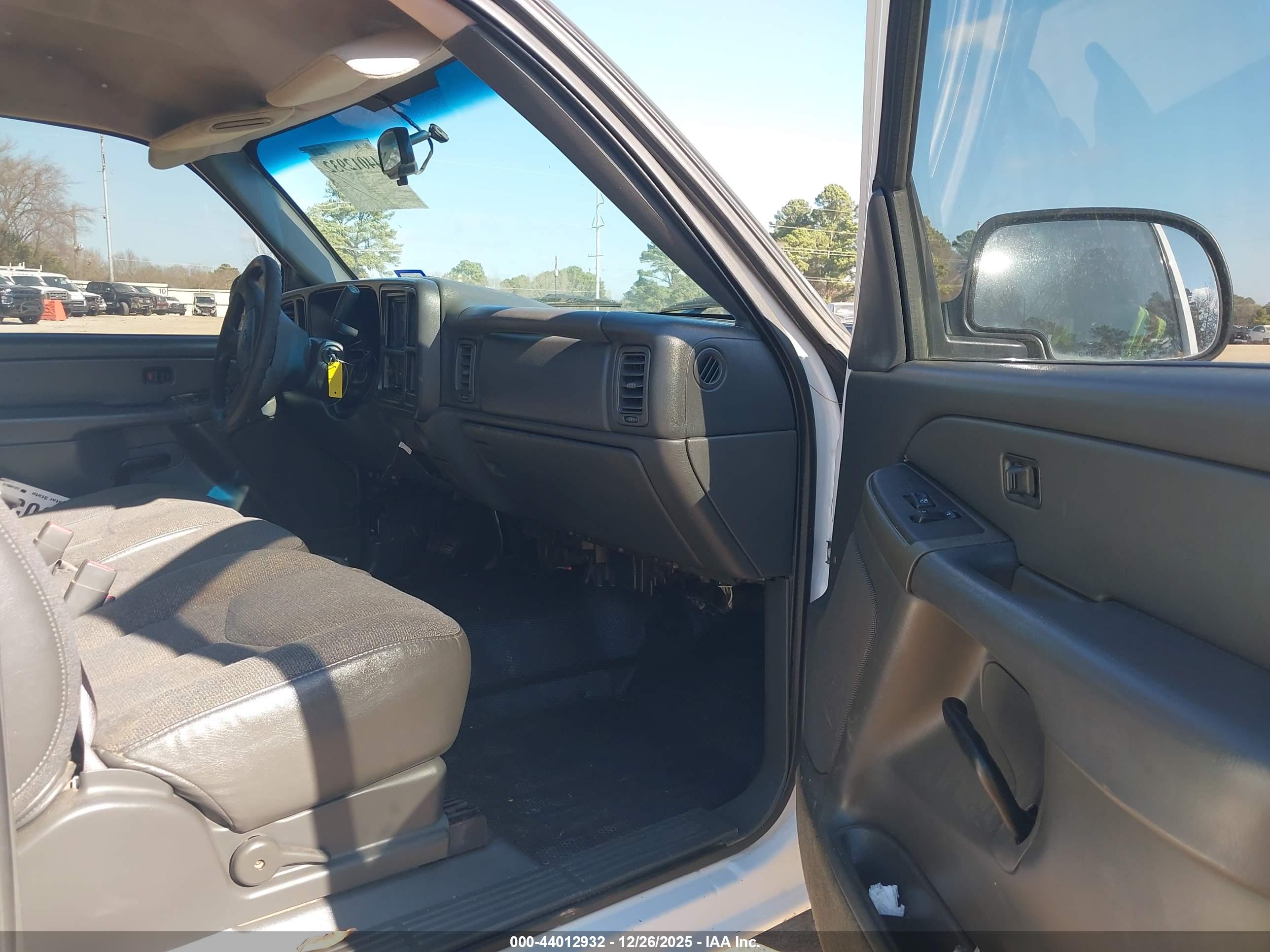 CHEVROLET SILVERADO image 5