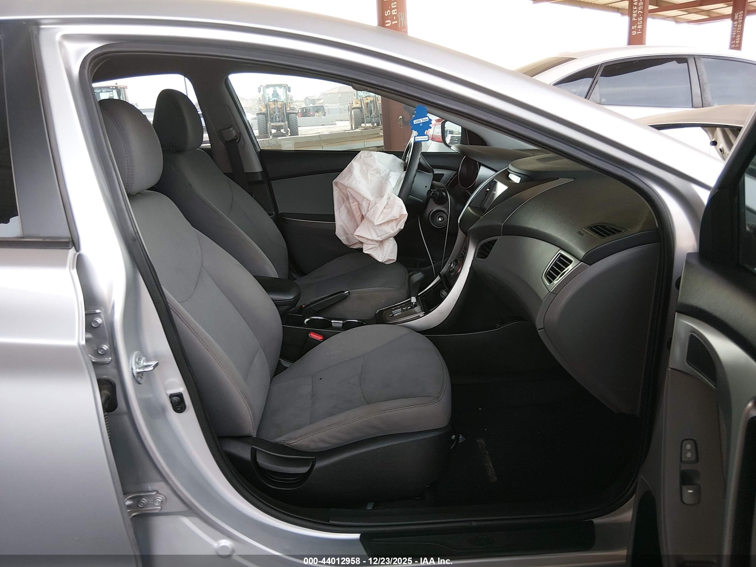 HYUNDAI ELANTRA image 5