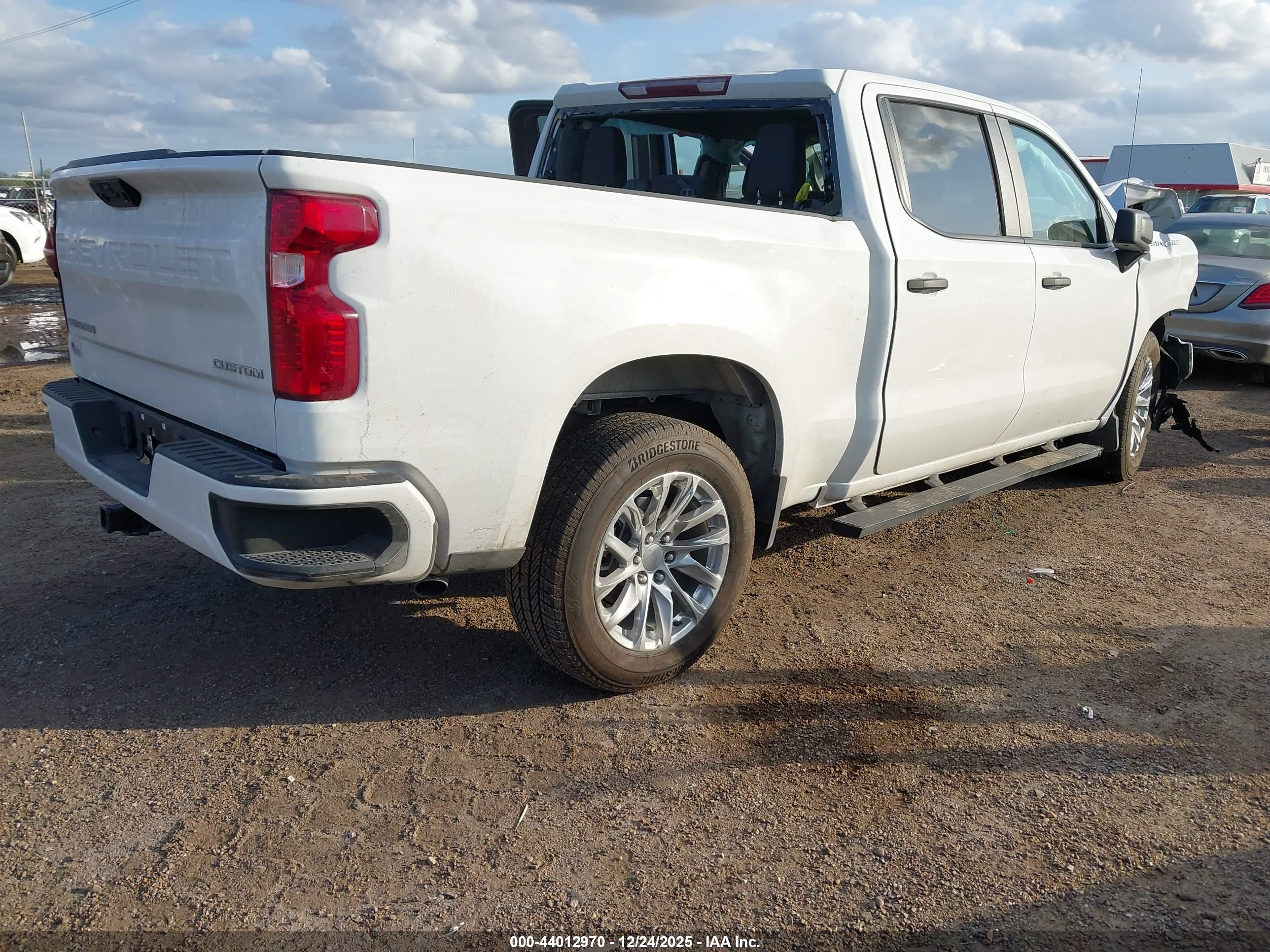 CHEVROLET SILVERADO image 4