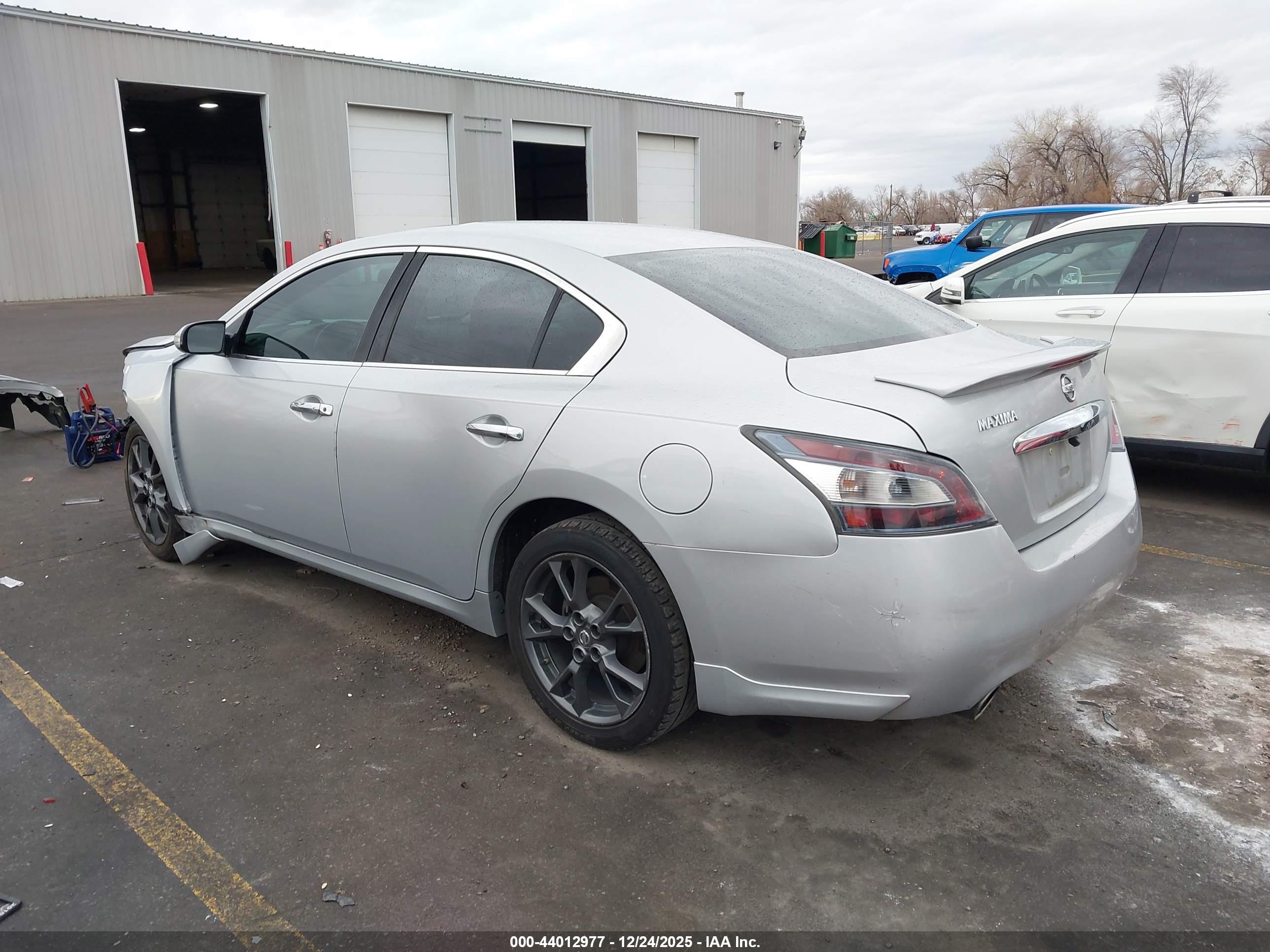 NISSAN MAXIMA image 3