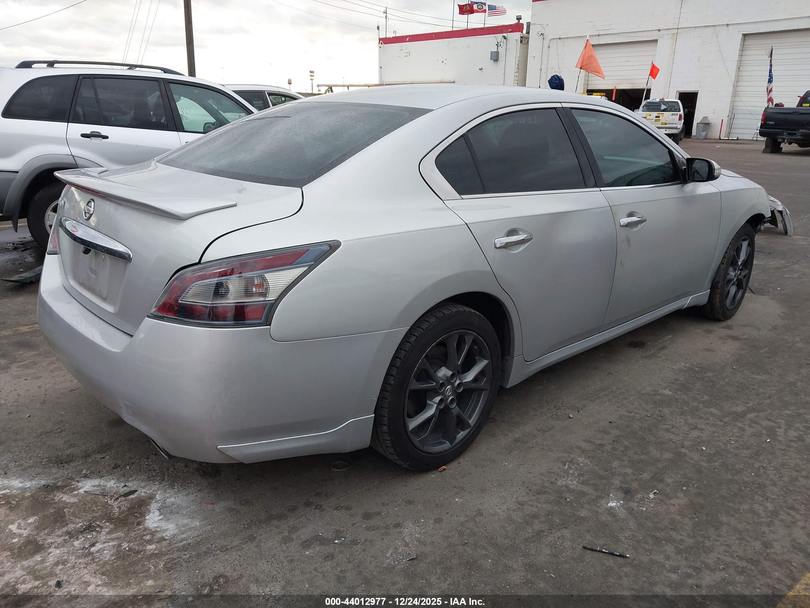 NISSAN MAXIMA image 4
