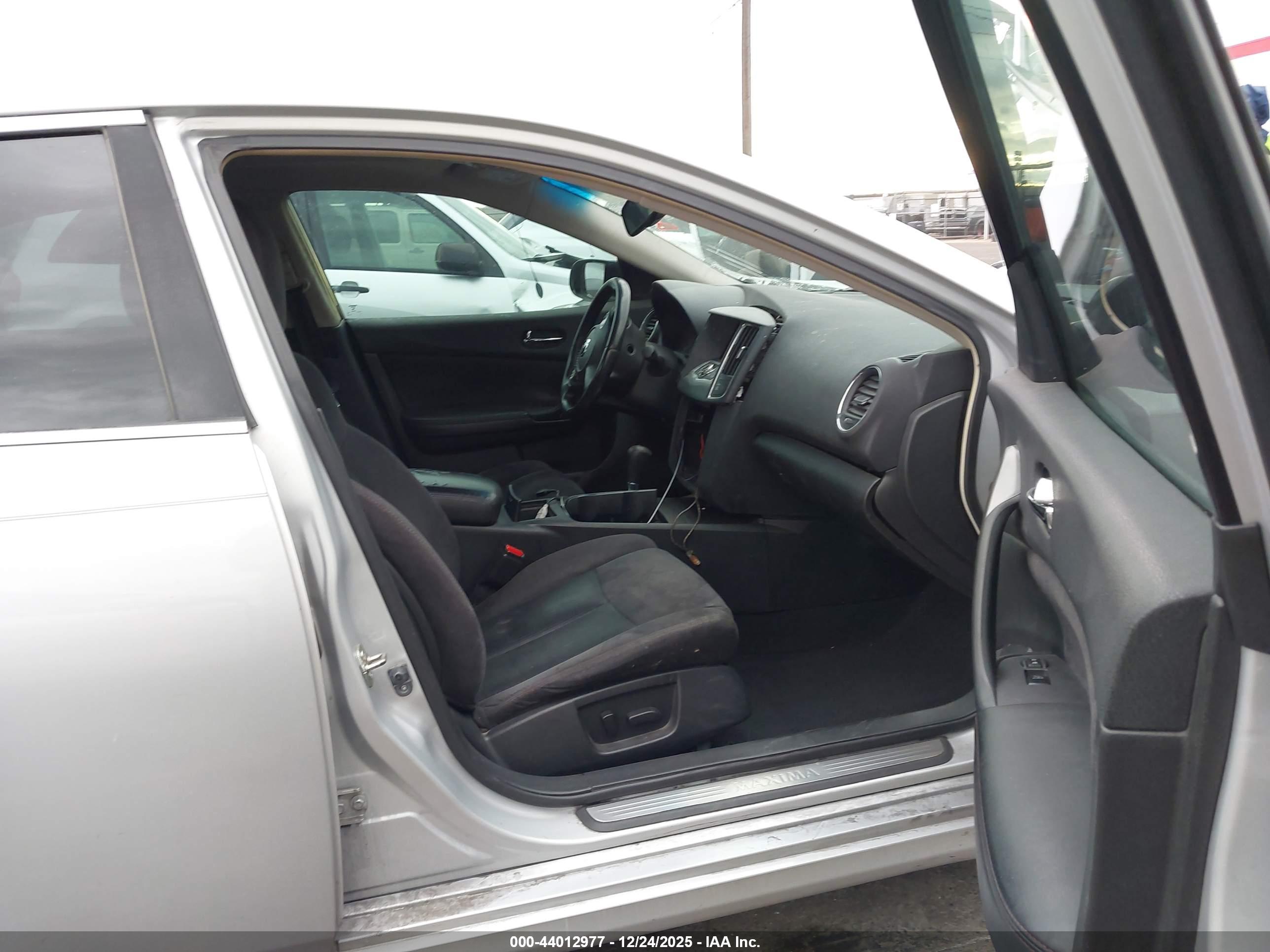 NISSAN MAXIMA image 5