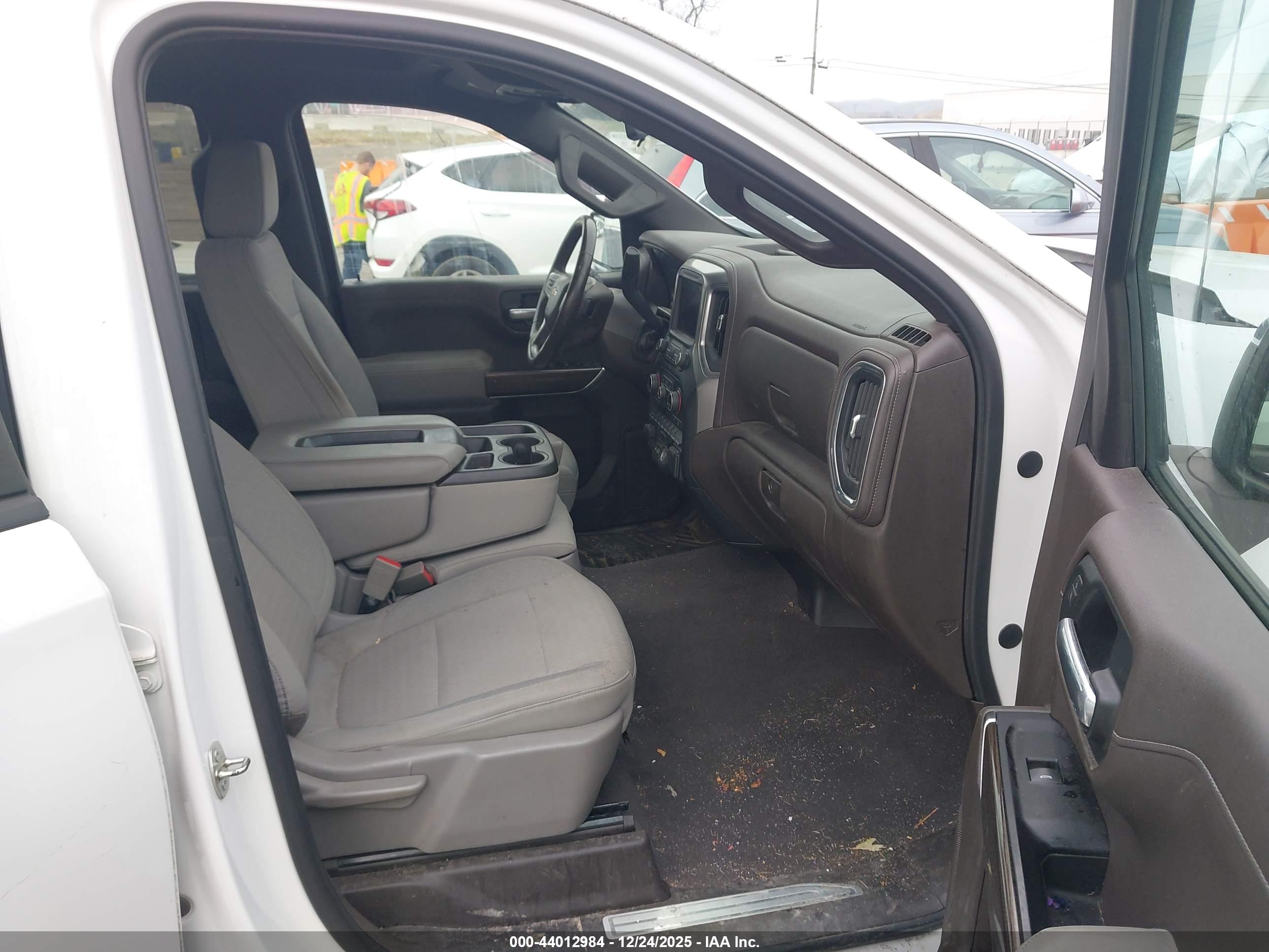 CHEVROLET SILVERADO image 5
