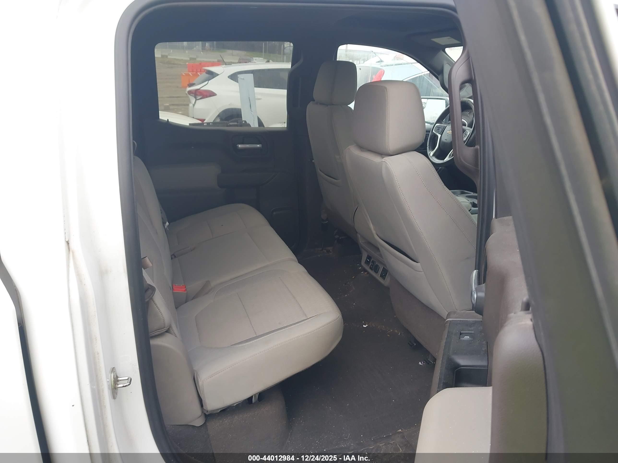 CHEVROLET SILVERADO image 8