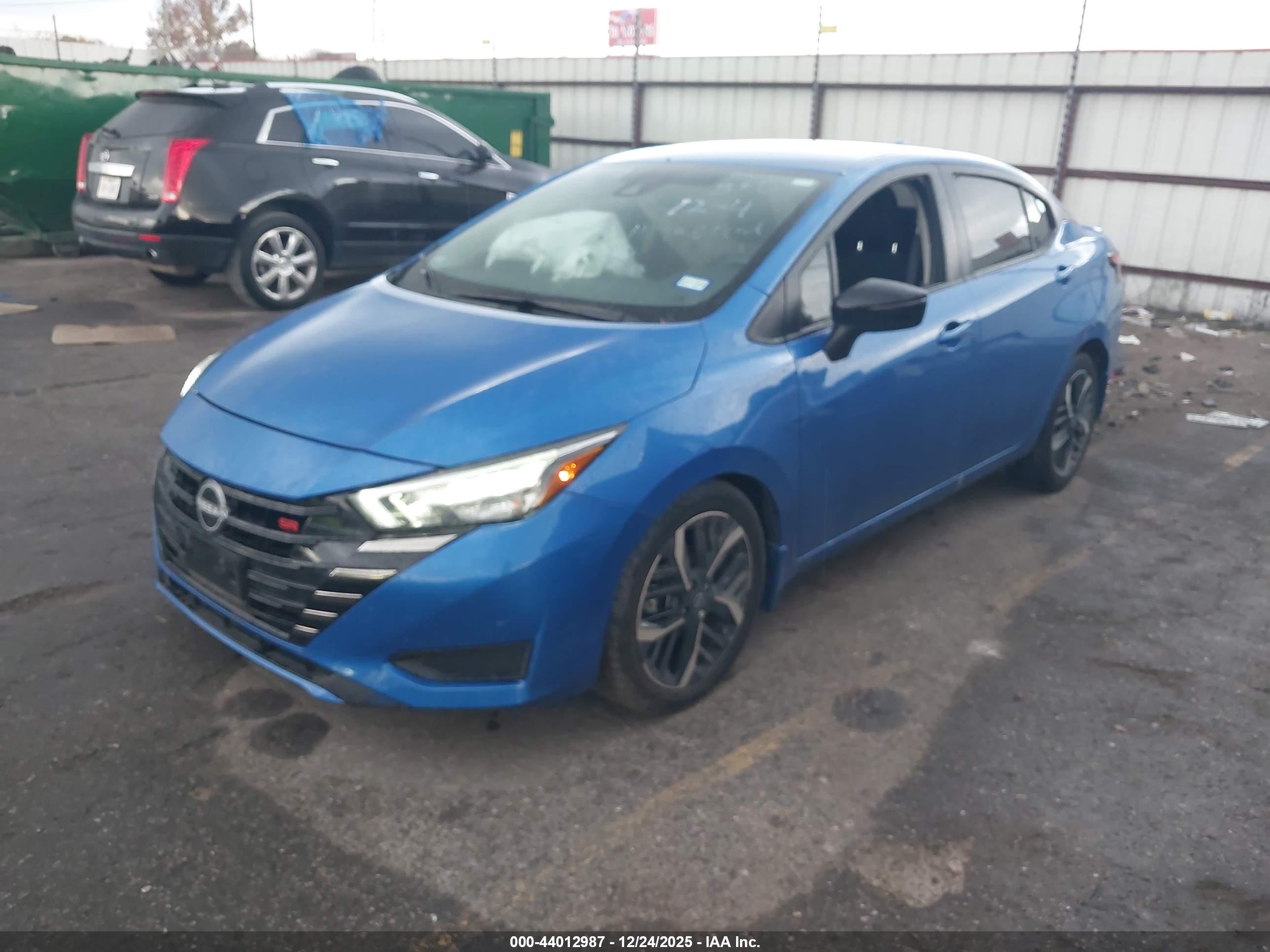 NISSAN VERSA image 2