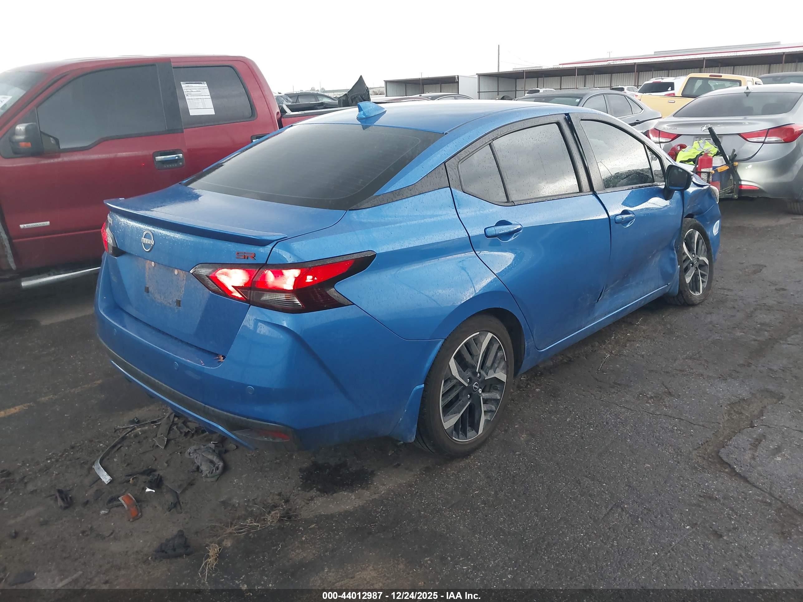 NISSAN VERSA image 4