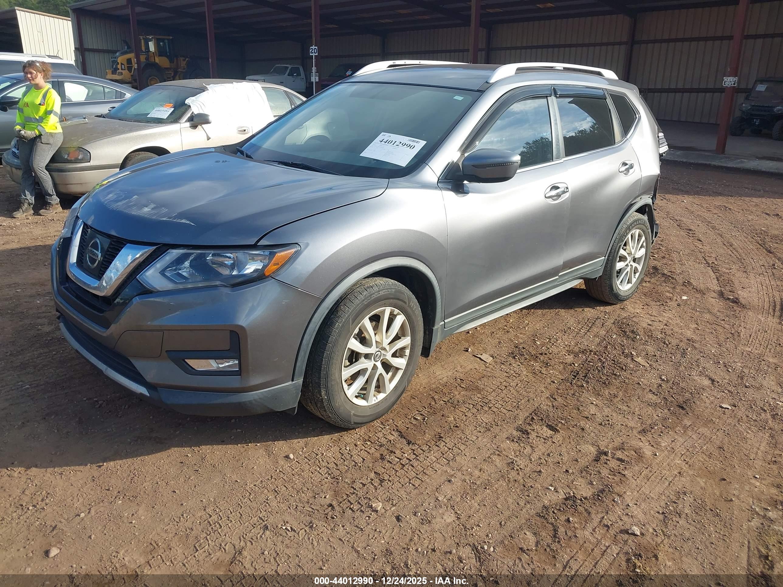 NISSAN ROGUE image 2
