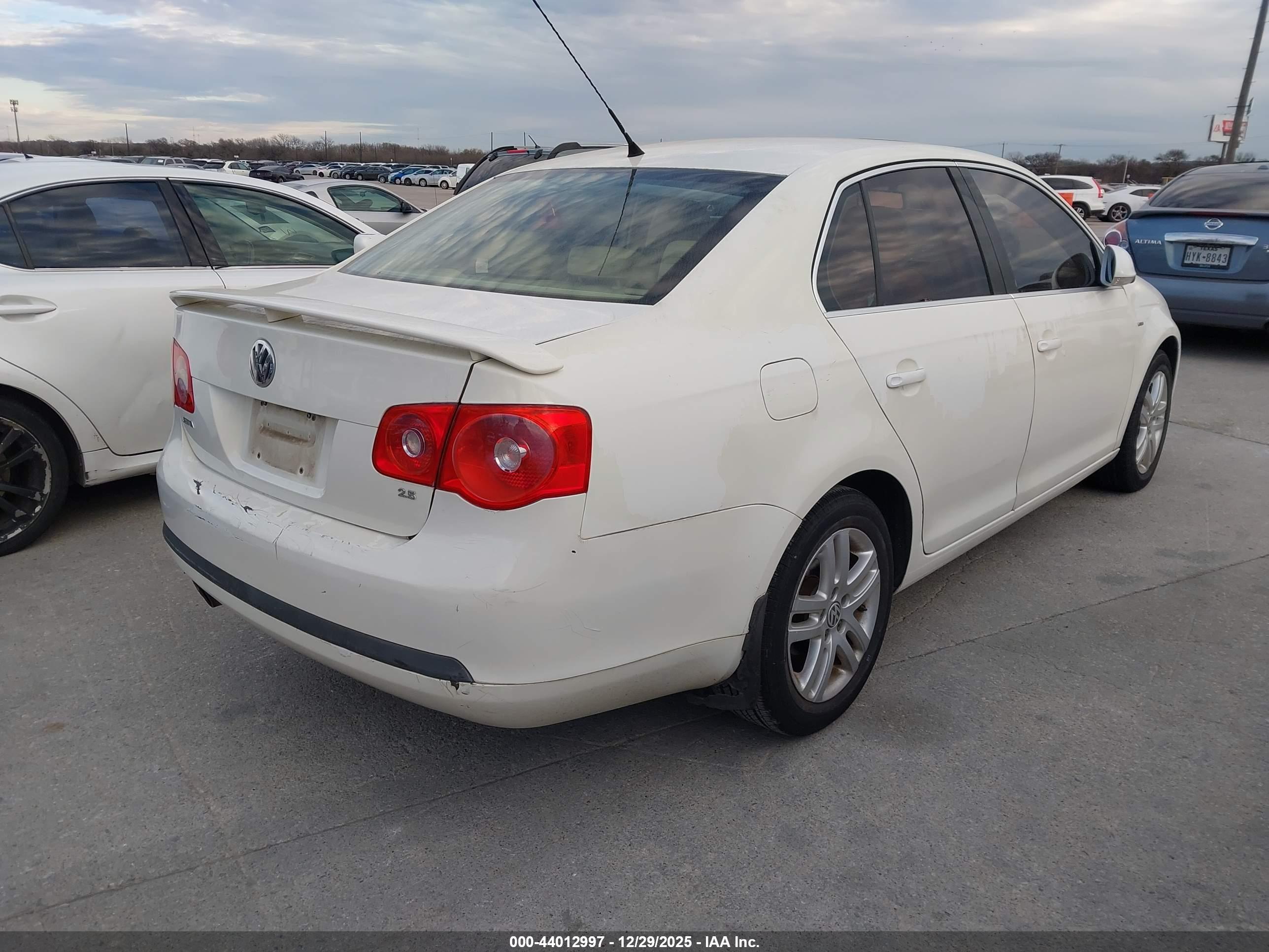 VOLKSWAGEN JETTA image 4