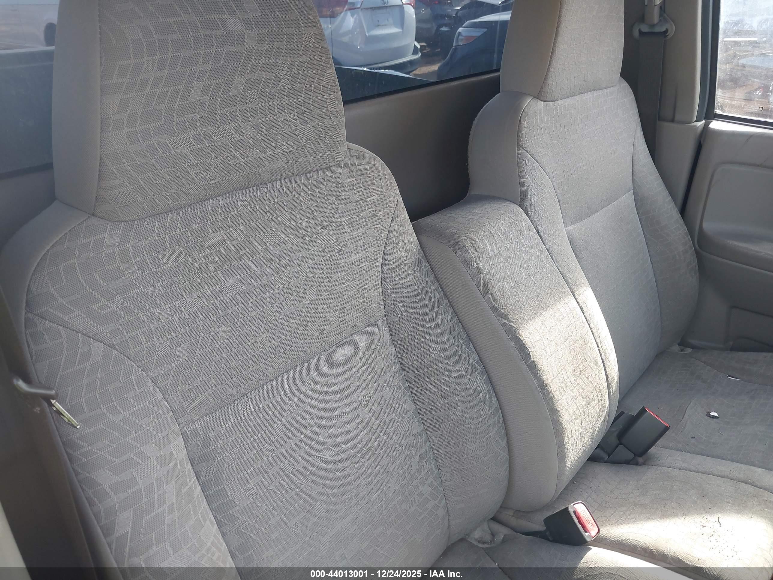 CHEVROLET COLORADO image 8