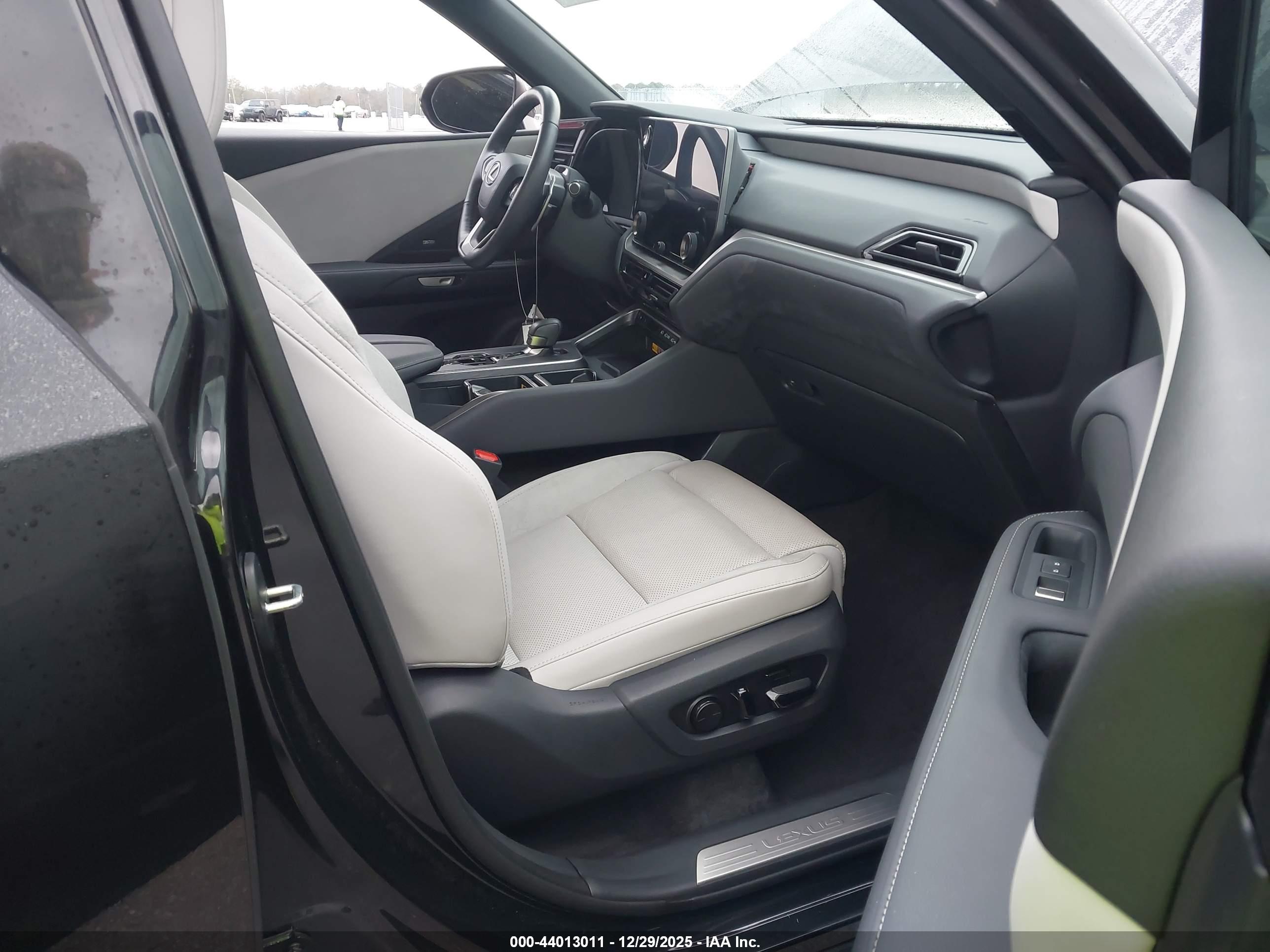 LEXUS TX image 5