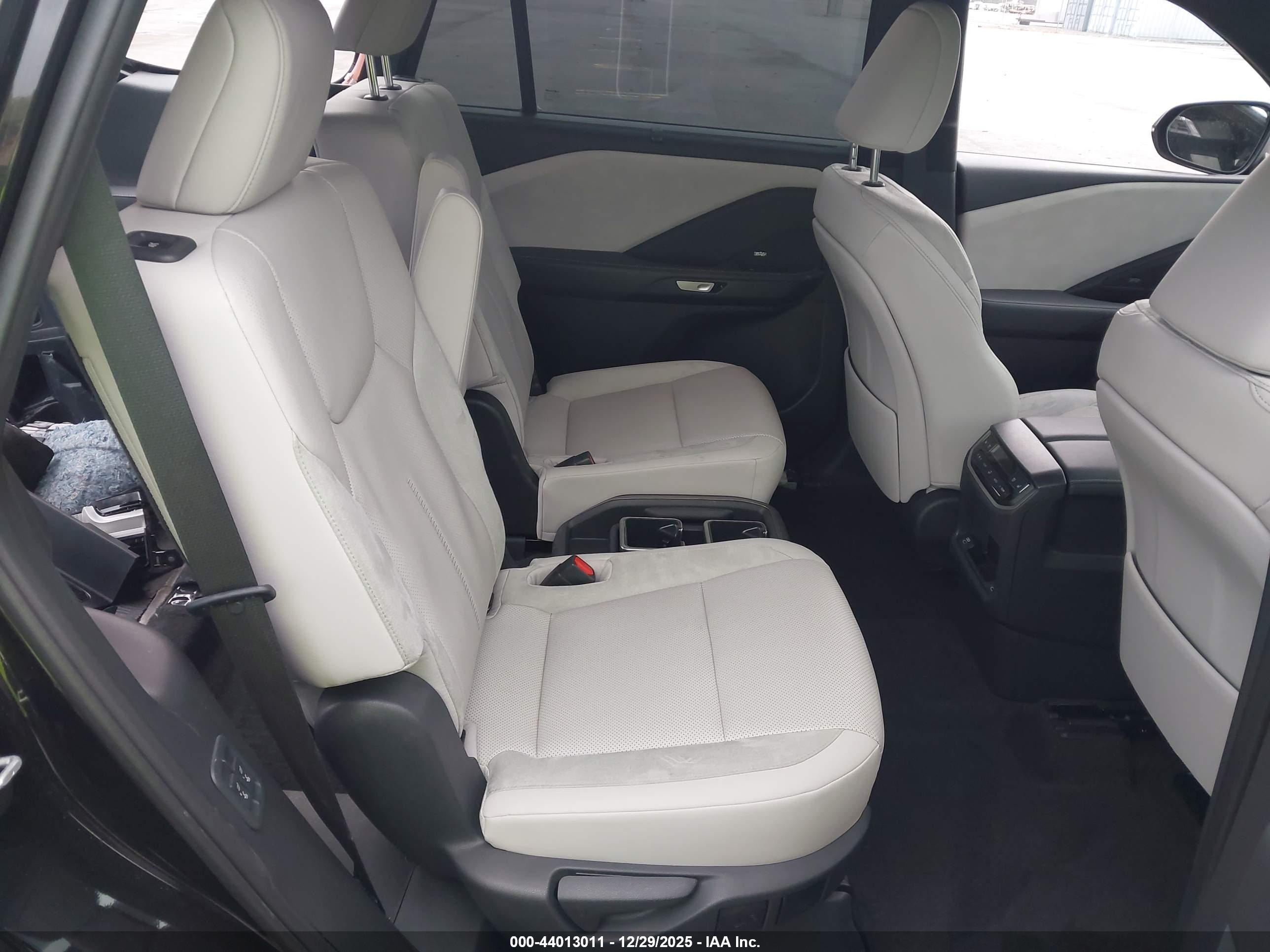 LEXUS TX image 8