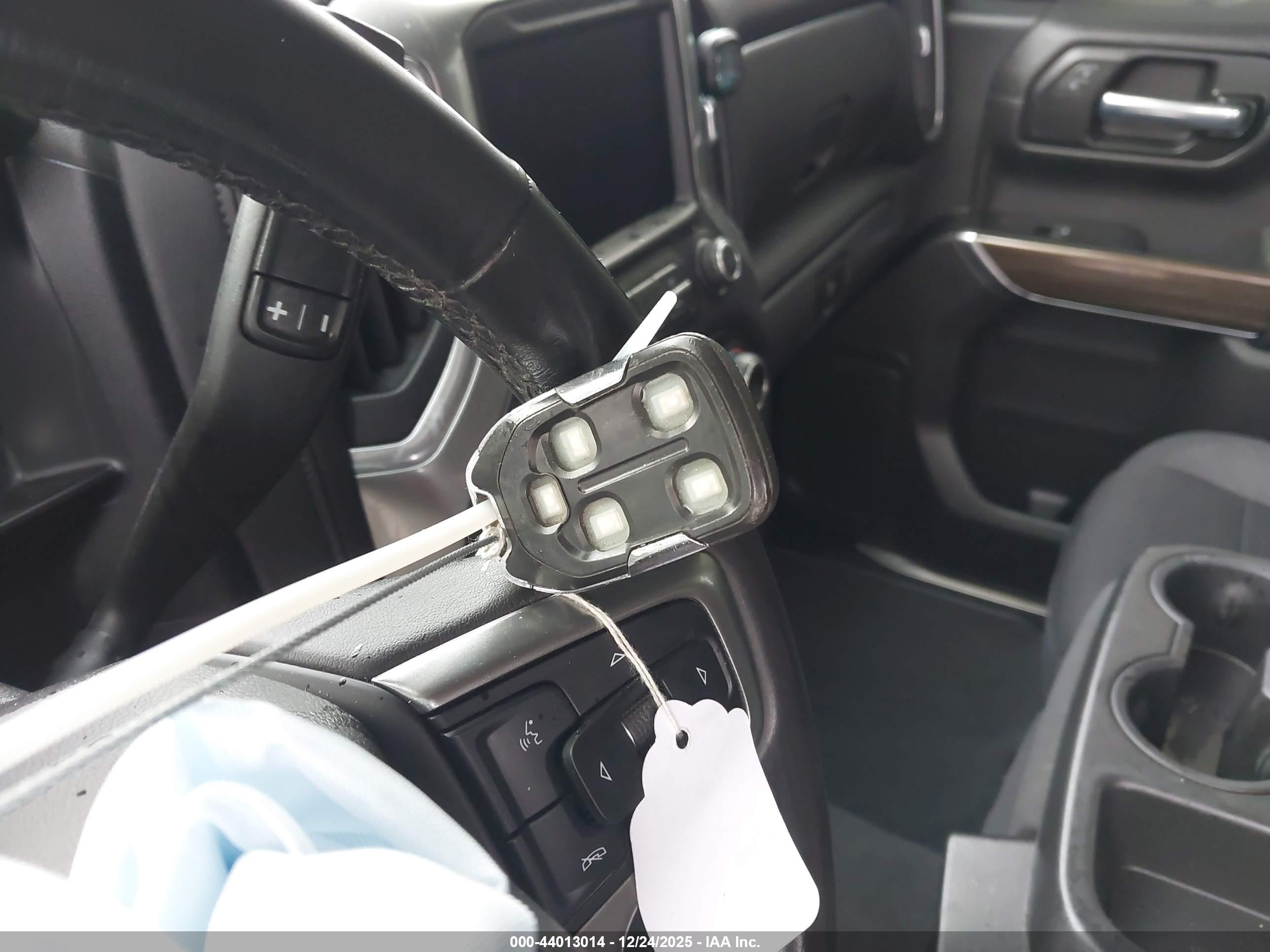 CHEVROLET SILVERADO image 11