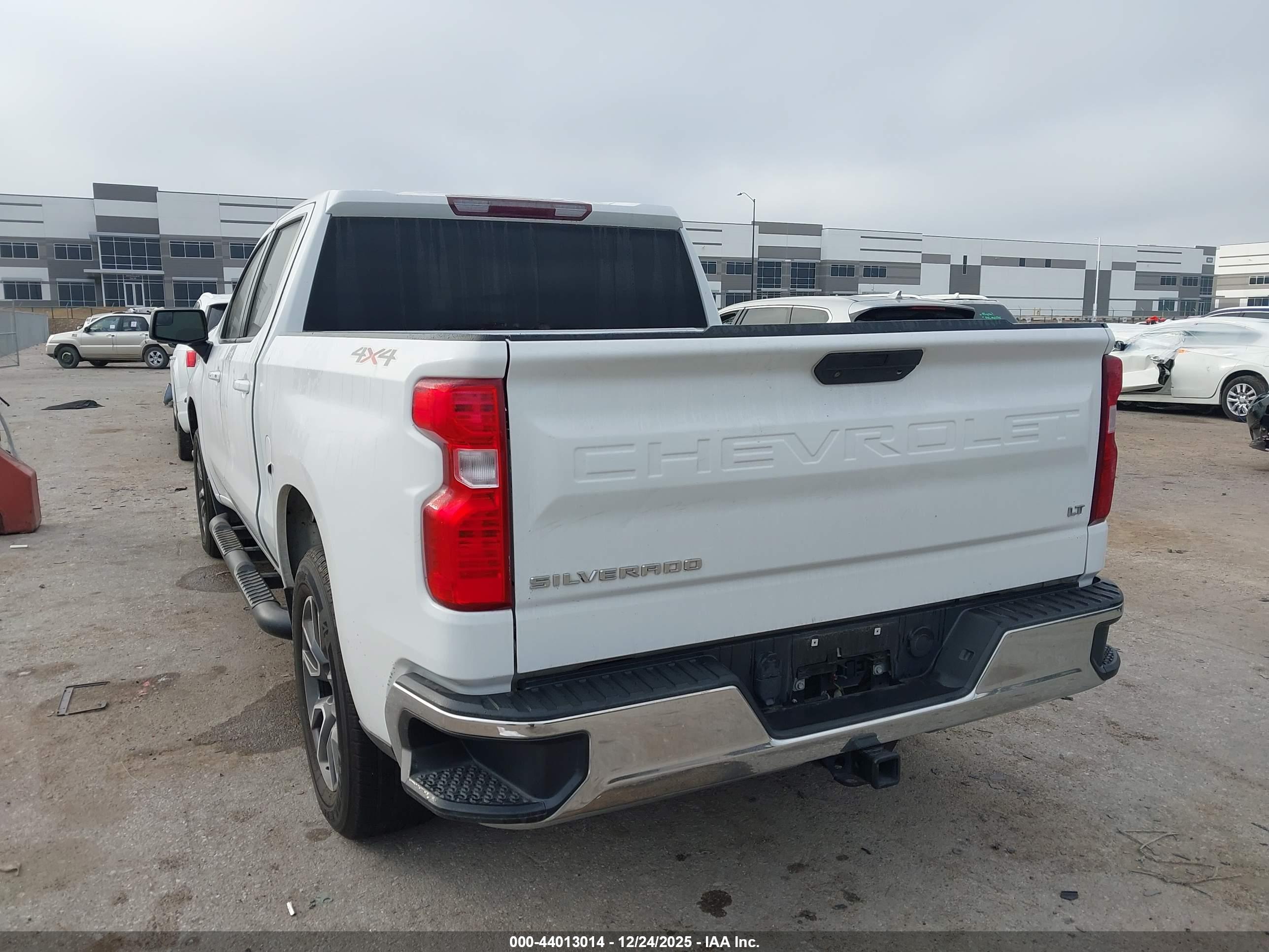 CHEVROLET SILVERADO image 3