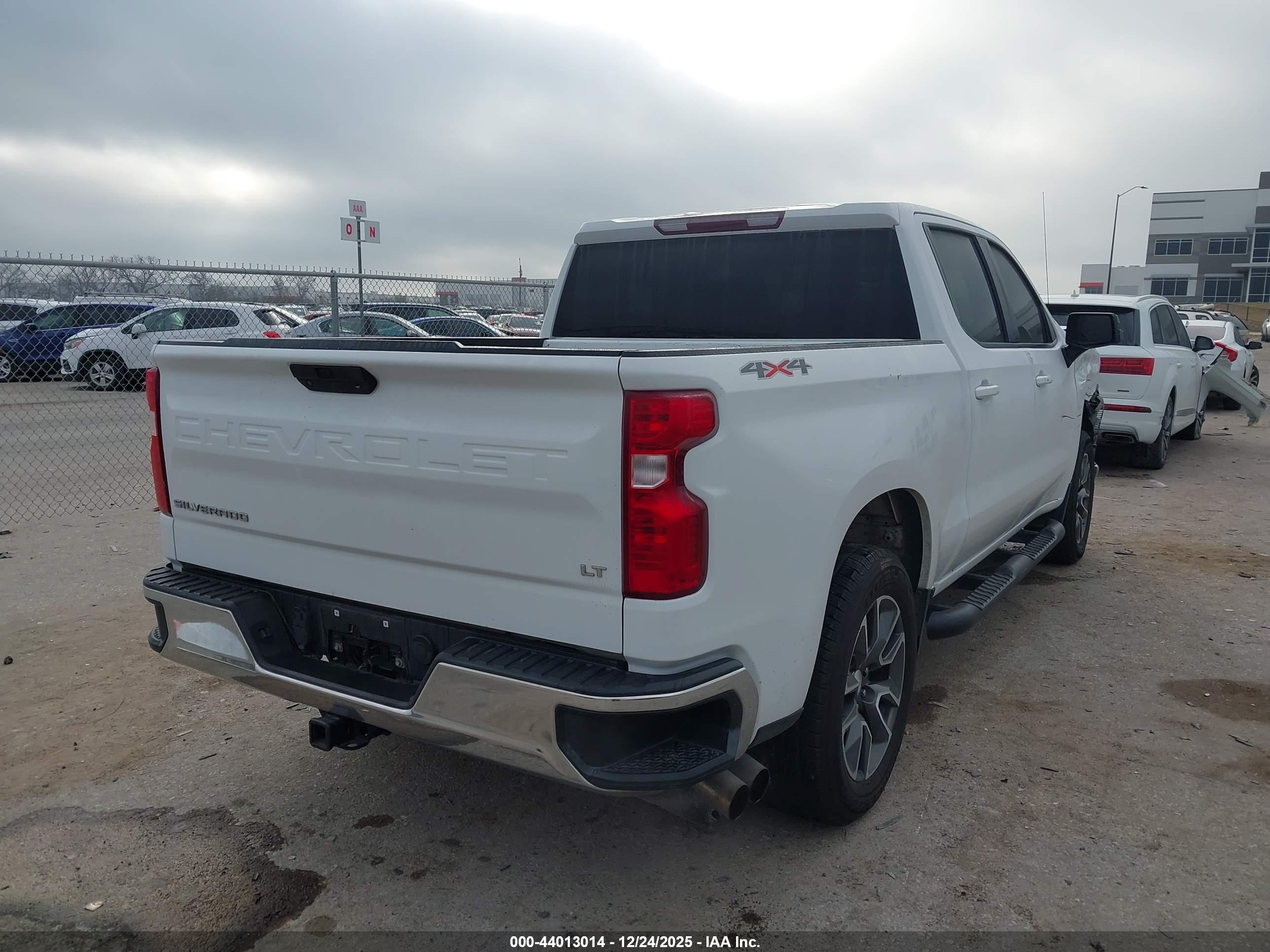CHEVROLET SILVERADO image 4