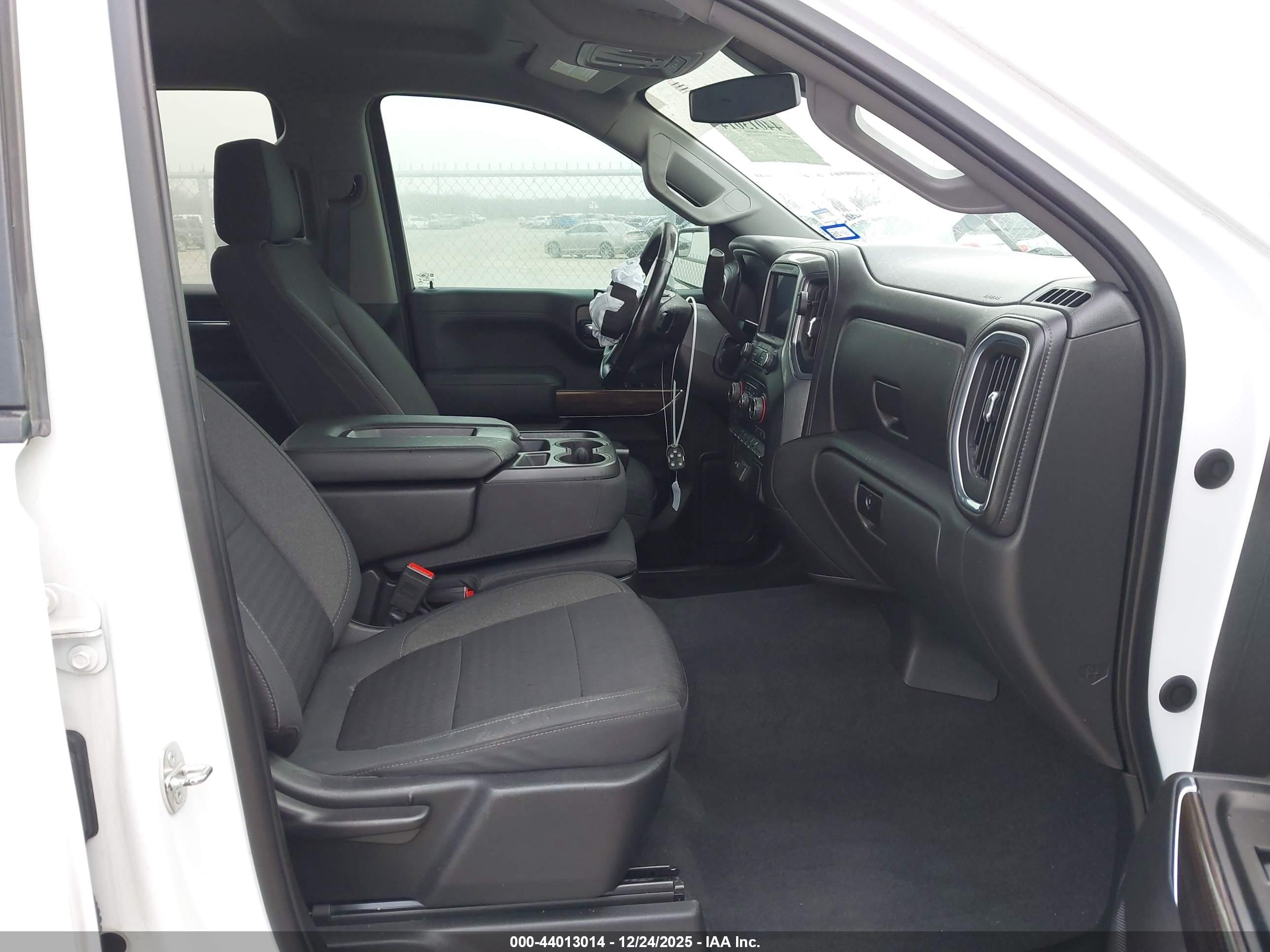 CHEVROLET SILVERADO image 5