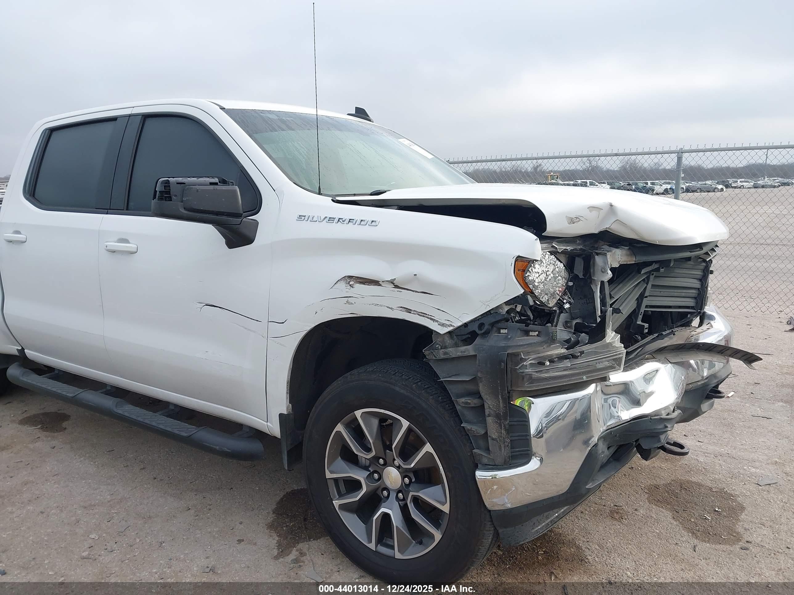 CHEVROLET SILVERADO image 6