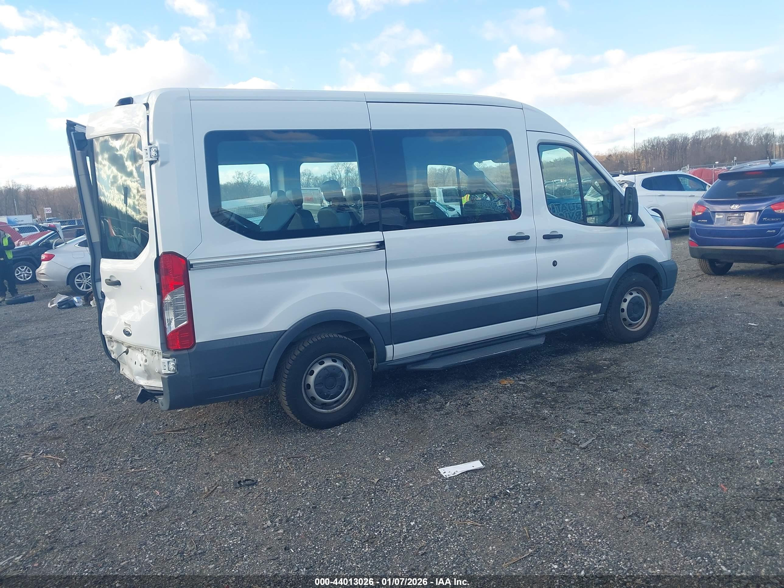 FORD TRANSIT-150 image 4