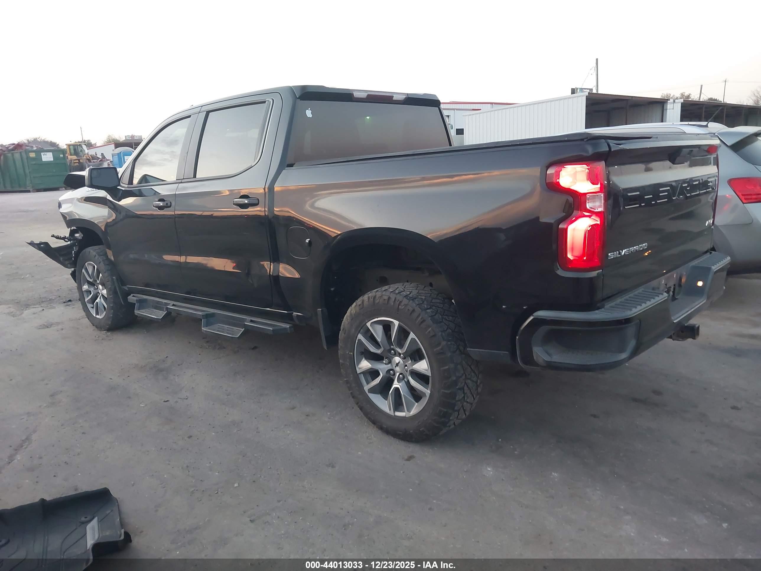CHEVROLET SILVERADO image 3