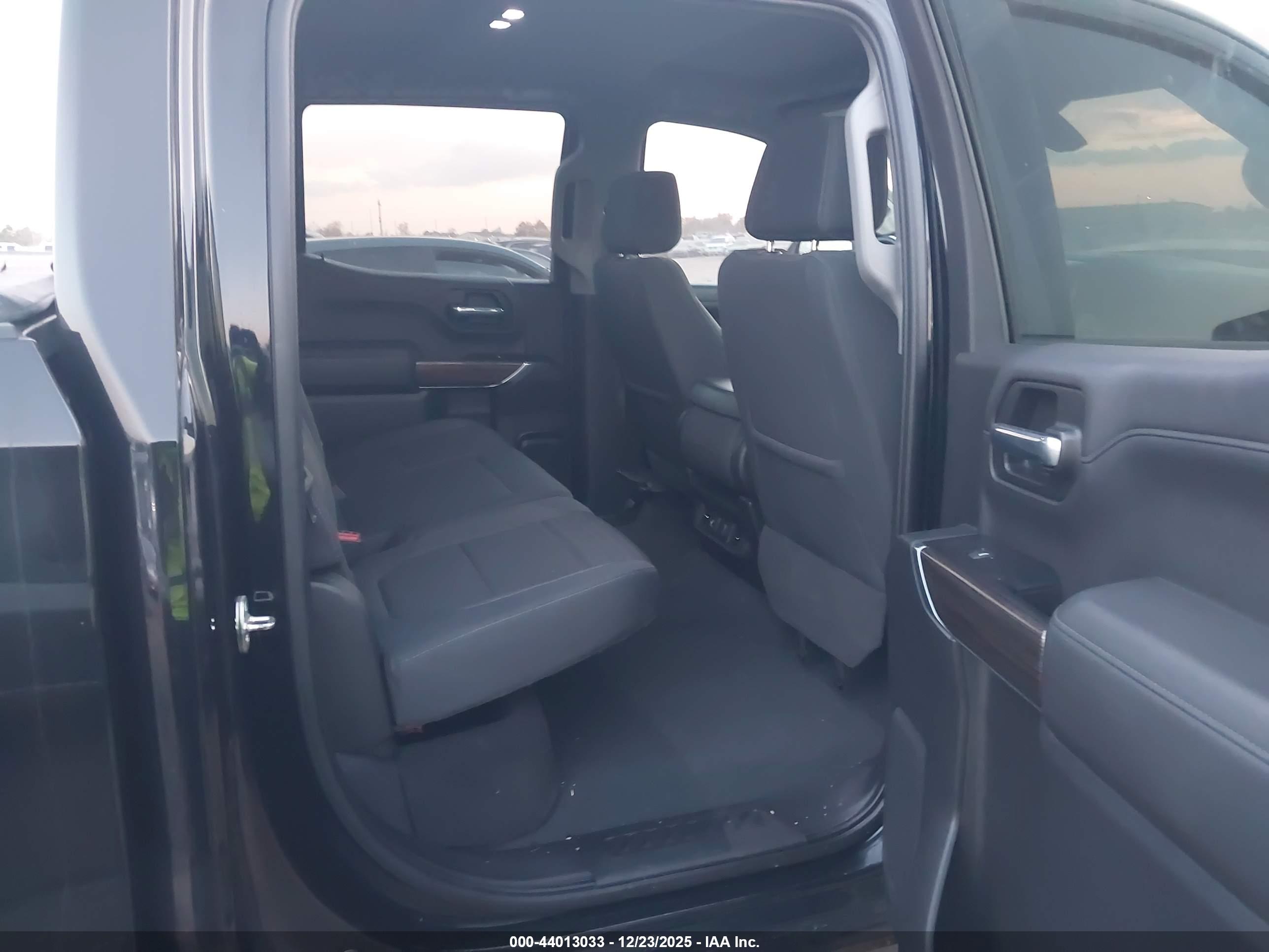 CHEVROLET SILVERADO image 8